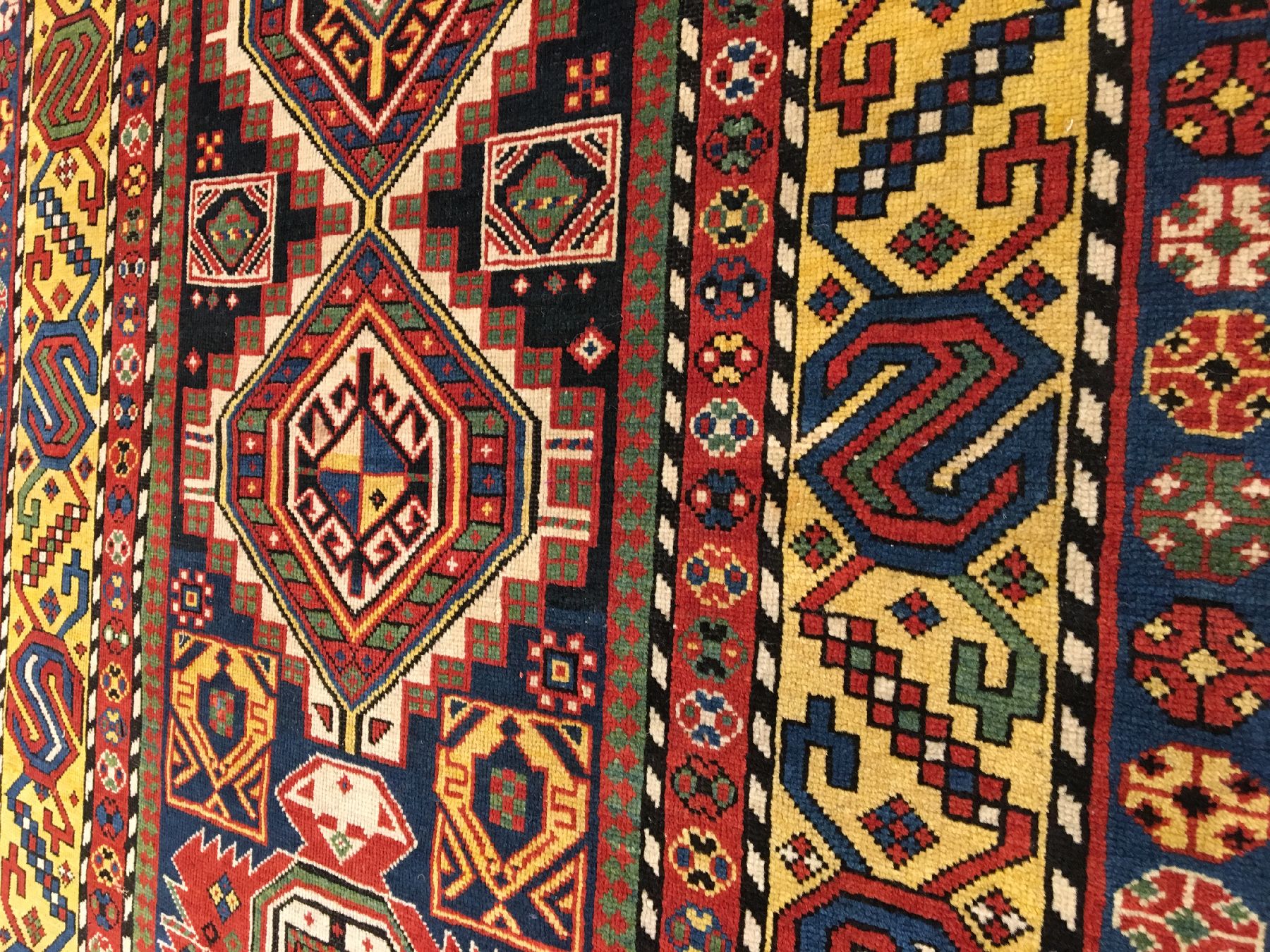 Detail c: Schirwan "Galerie" antik, Ostkaukasus, Ende 19.Jhd., Wolle geknüpft auf Wolle. Dekorative Schirwan Galerie mit Feuerpalmetten und Rauten ...
