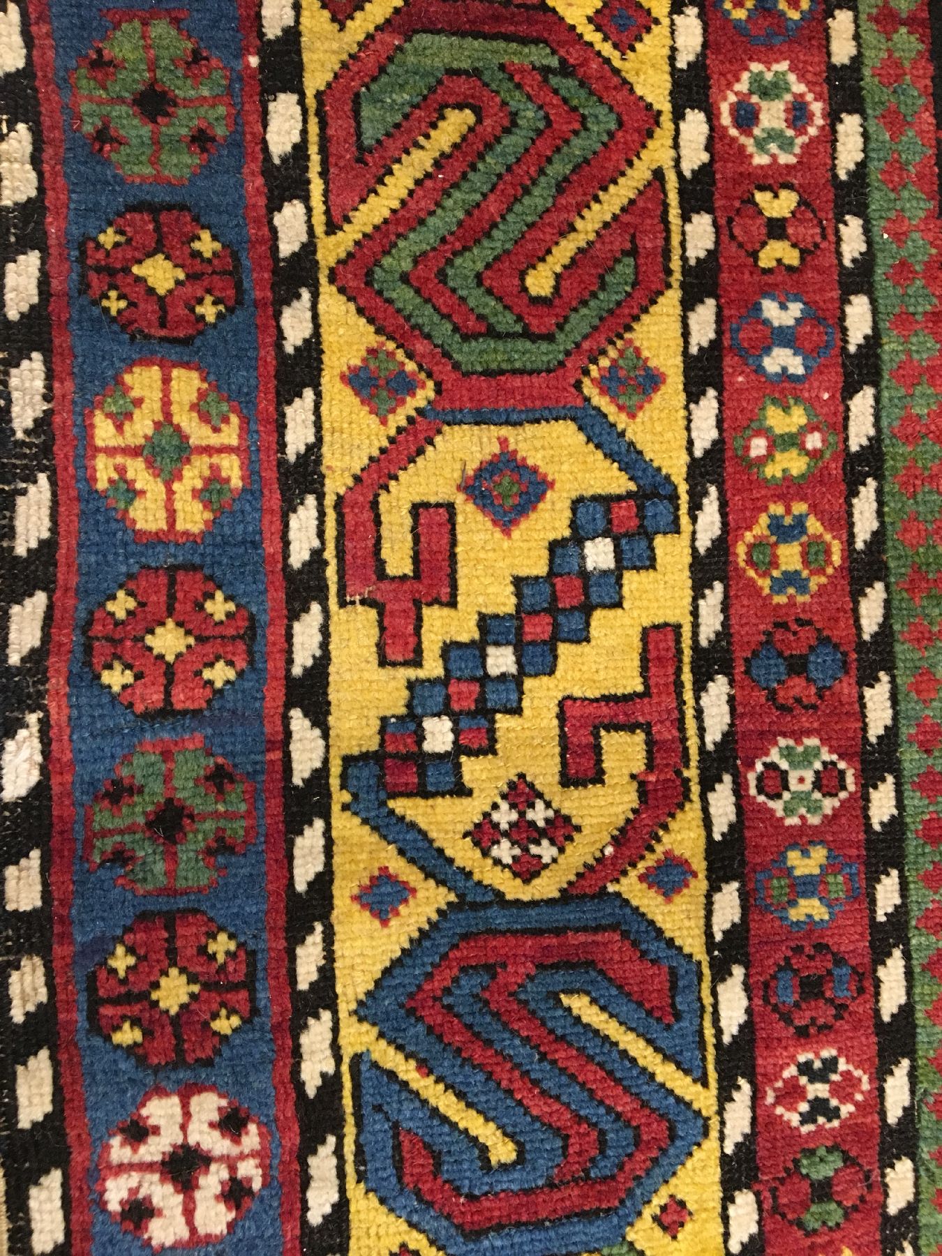 Detail e: Schirwan "Galerie" antik, Ostkaukasus, Ende 19.Jhd., Wolle geknüpft auf Wolle. Dekorative Schirwan Galerie mit Feuerpalmetten und Rauten ...
