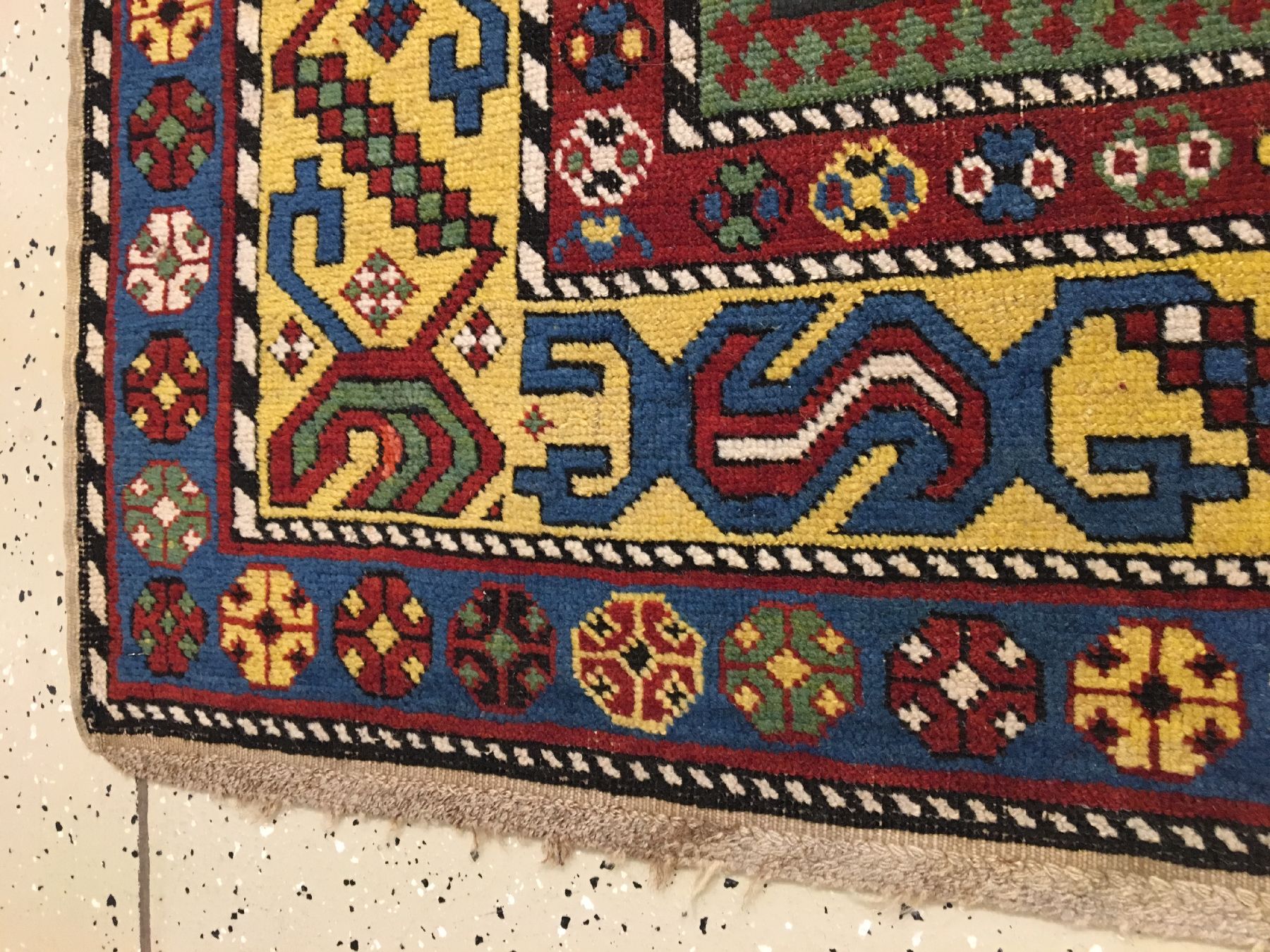 Detail g: Schirwan "Galerie" antik, Ostkaukasus, Ende 19.Jhd., Wolle geknüpft auf Wolle. Dekorative Schirwan Galerie mit Feuerpalmetten und Rauten ...