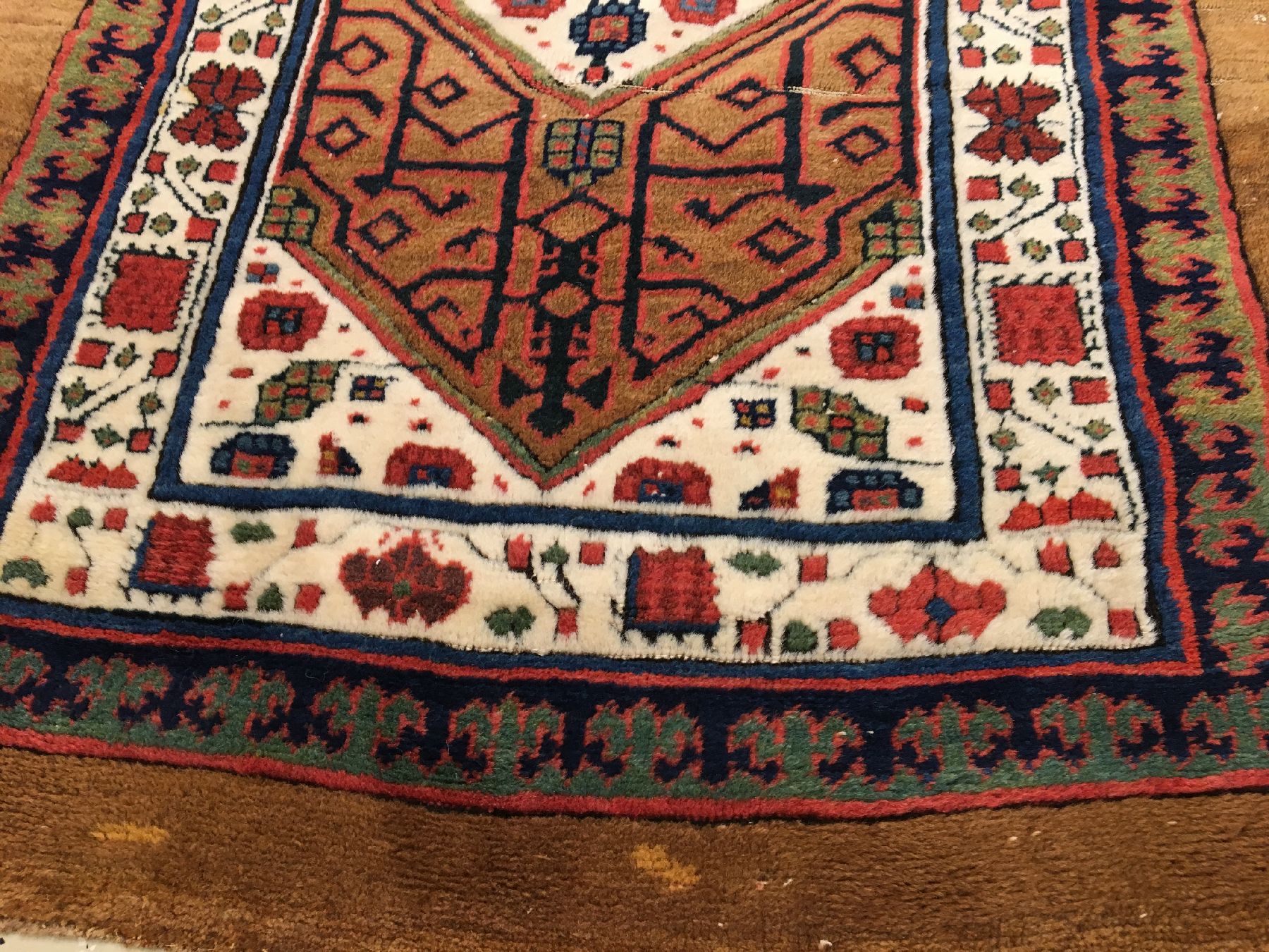 Detail c: Feine Sarab "Galerie" antik (Kamelwolle), Nordwestpersien Azerbaijan, 19.Jhd., Kamelwolle/Wolle geknüpft auf Wolle. Fein geknüpfter ...