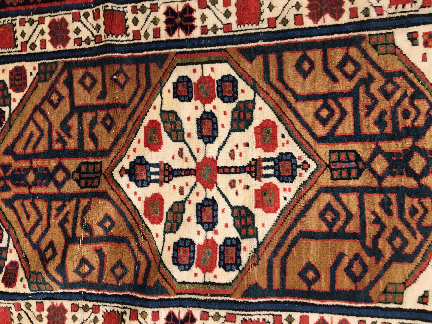 Detail e: Feine Sarab "Galerie" antik (Kamelwolle), Nordwestpersien Azerbaijan, 19.Jhd., Kamelwolle/Wolle geknüpft auf Wolle. Fein geknüpfter ...