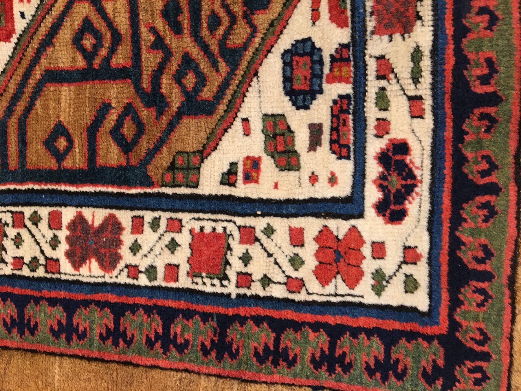 Detail f: Feine Sarab "Galerie" antik (Kamelwolle), Nordwestpersien Azerbaijan, 19.Jhd., Kamelwolle/Wolle geknüpft auf Wolle. Fein geknüpfter ...