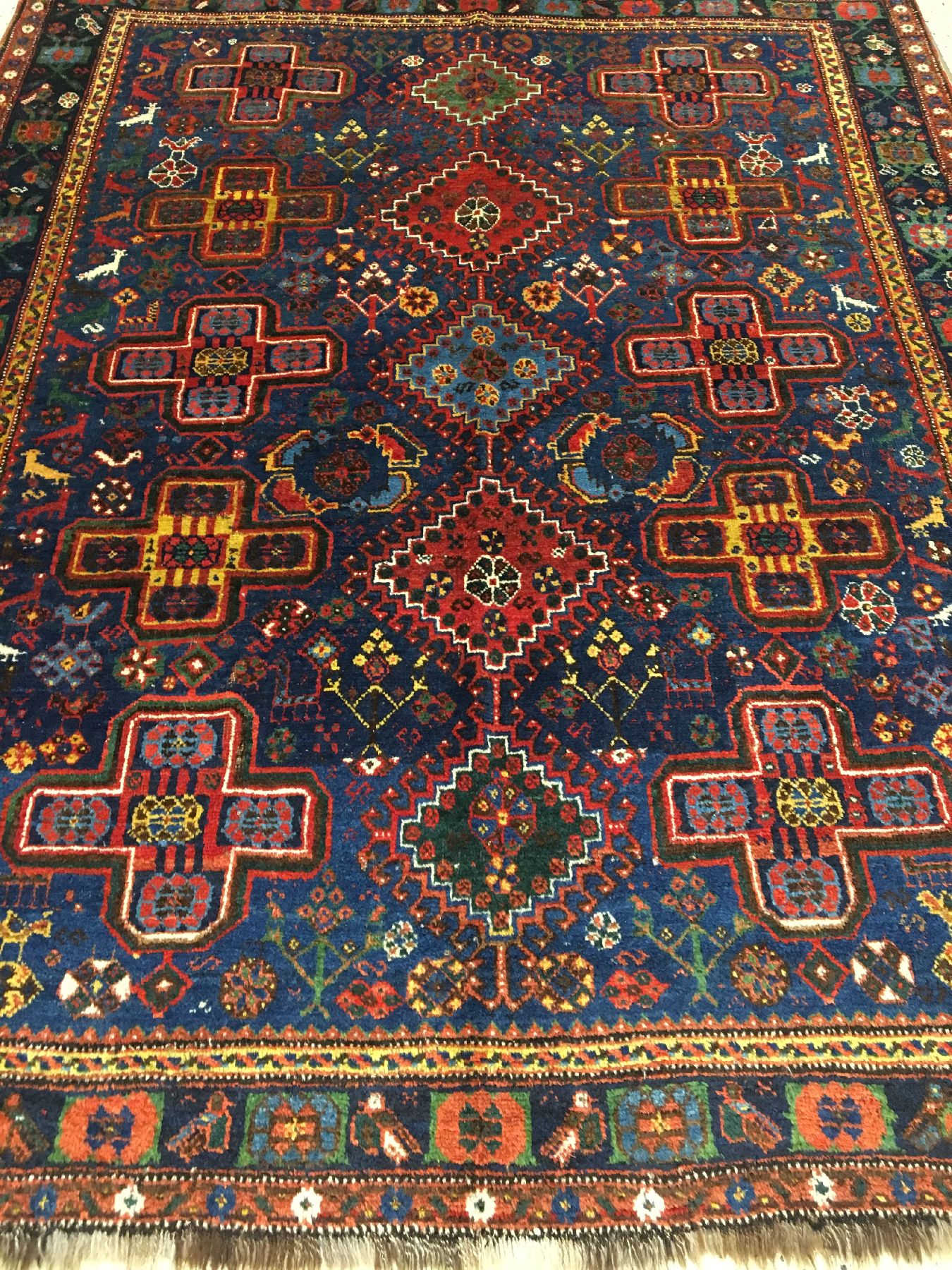 Detail a: Khamseh antik, Südwestpersien Fars-Gebiet, Ende 19.Jhd., Wolle geknüpft auf Wolle/Ziegenhaar. Blaugrundiger Khamseh aus der Fars-Region mit ...