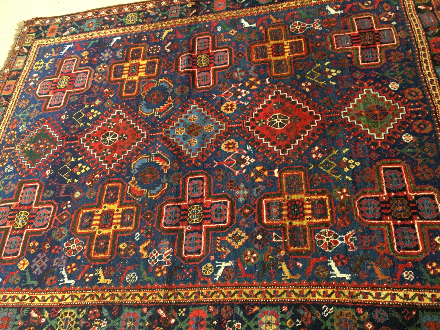 Detail c: Khamseh antik, Südwestpersien Fars-Gebiet, Ende 19.Jhd., Wolle geknüpft auf Wolle/Ziegenhaar. Blaugrundiger Khamseh aus der Fars-Region mit ...