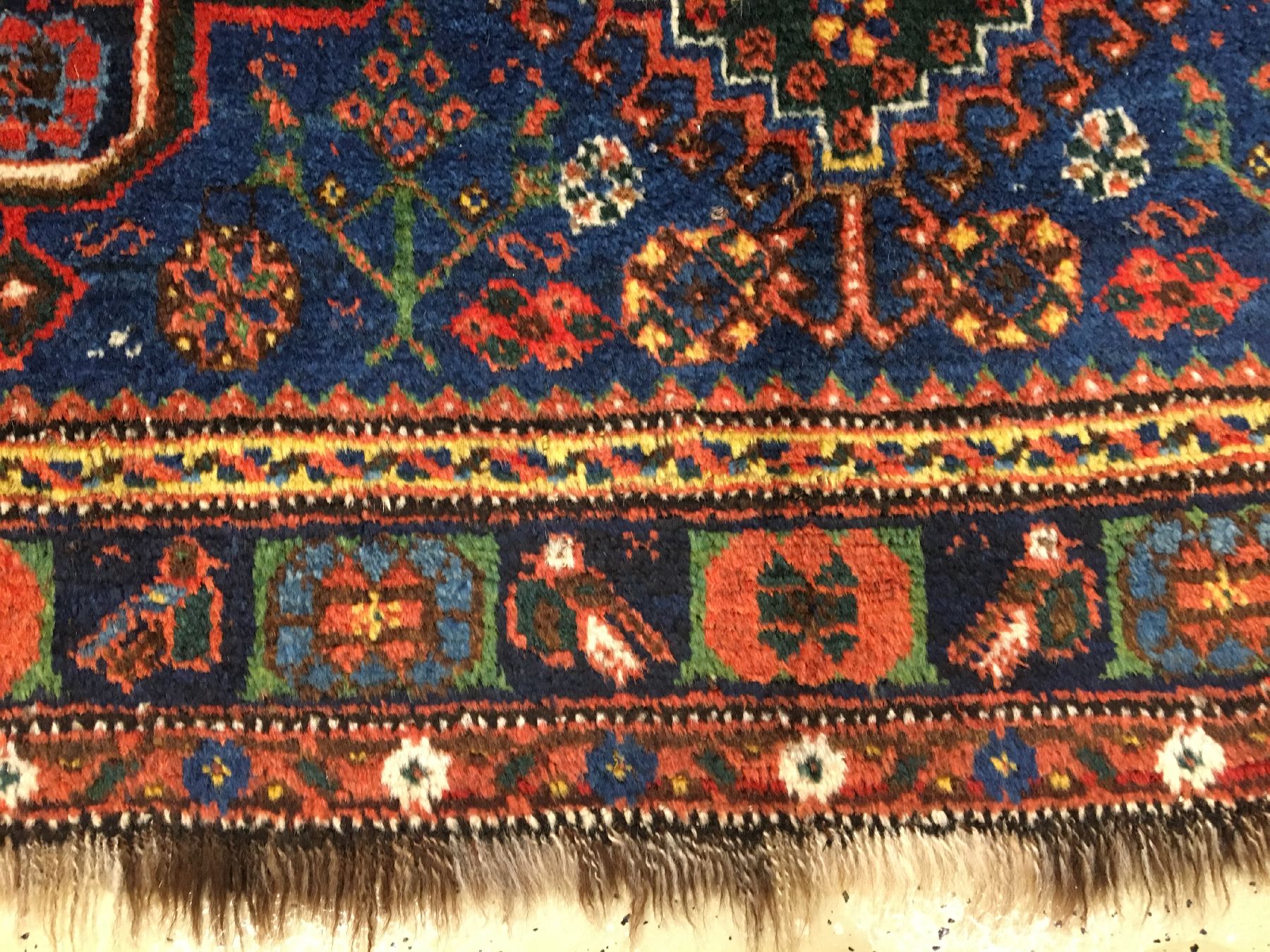 Detail e: Khamseh antik, Südwestpersien Fars-Gebiet, Ende 19.Jhd., Wolle geknüpft auf Wolle/Ziegenhaar. Blaugrundiger Khamseh aus der Fars-Region mit ...