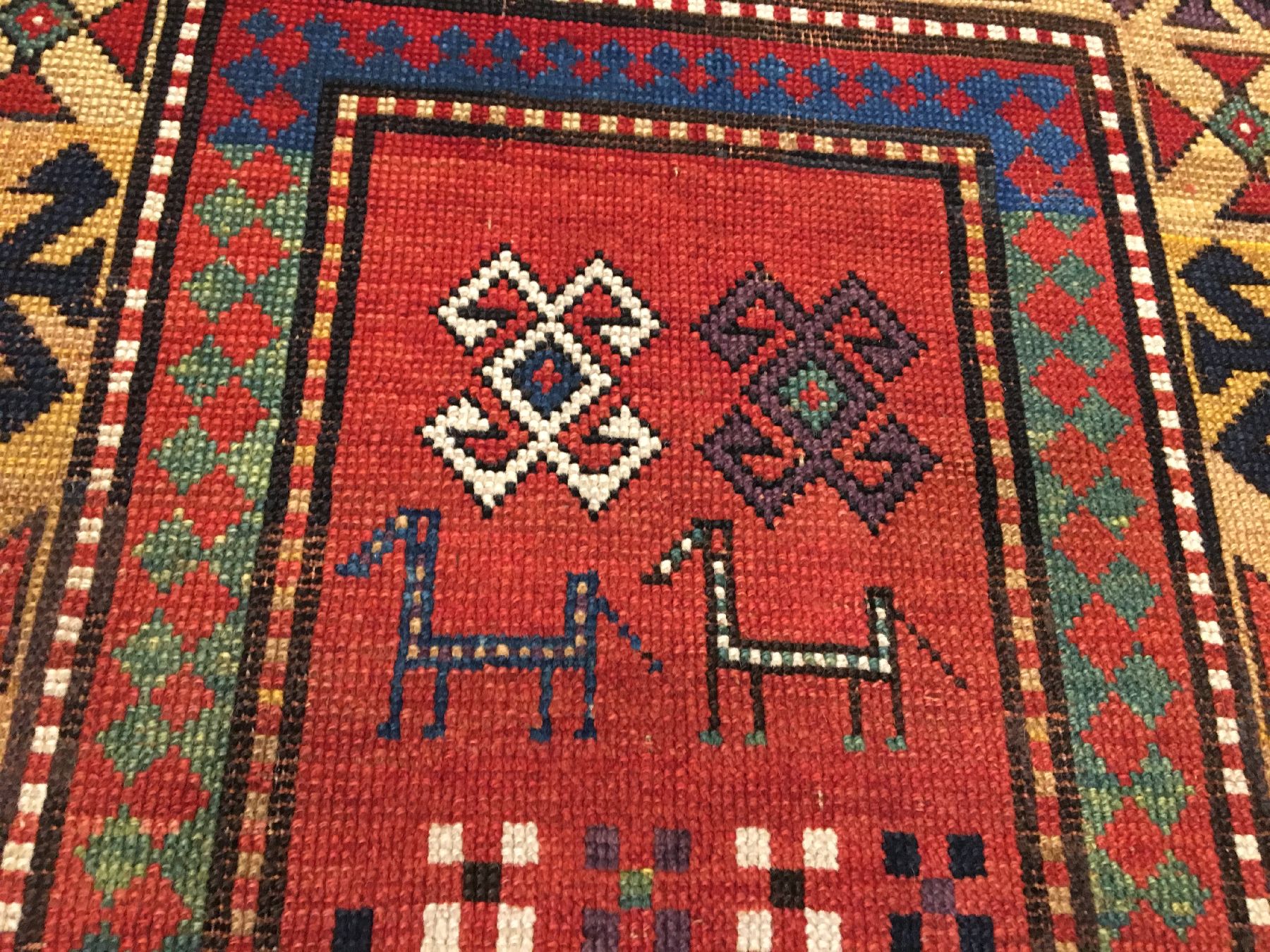 Detail d: Bordjalou Kasak antik, Südwestkaukasus, 19.Jhd., Wolle geknüpft auf Wolle. Rotgrundiger Bordjalou mit Tier und Vogelabstraktionen, kombiniert mit ...