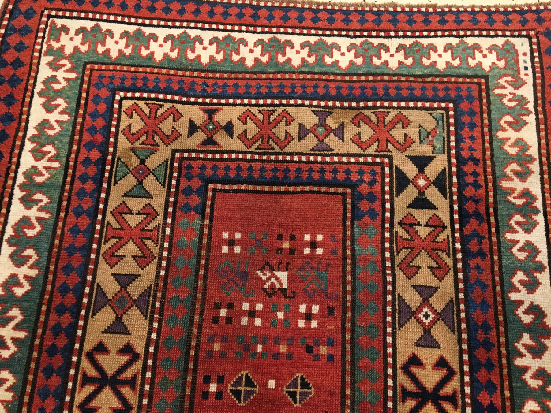 Detail e: Bordjalou Kasak antik, Südwestkaukasus, 19.Jhd., Wolle geknüpft auf Wolle. Rotgrundiger Bordjalou mit Tier und Vogelabstraktionen, kombiniert mit ...