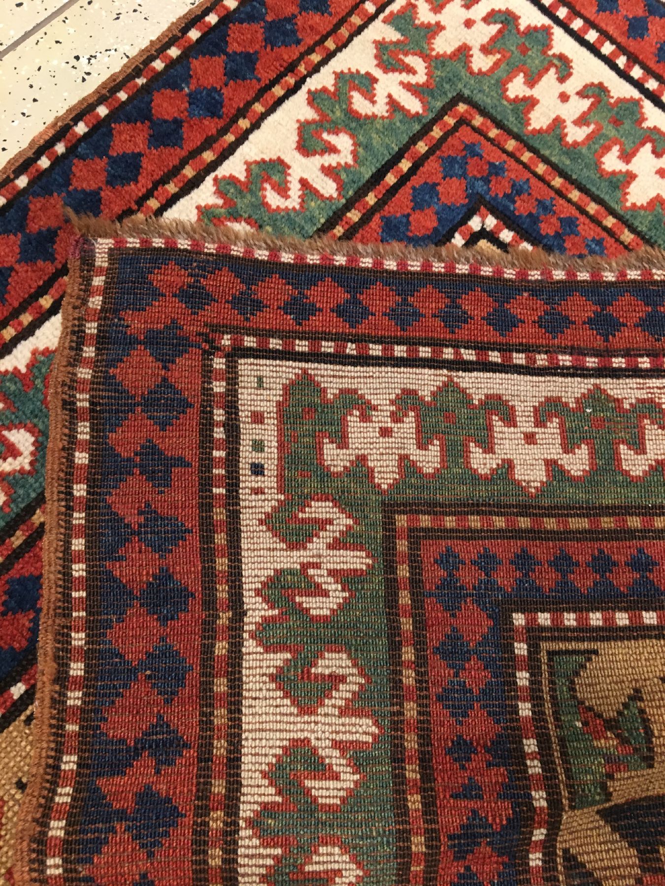 Detail i: Bordjalou Kasak antik, Südwestkaukasus, 19.Jhd., Wolle geknüpft auf Wolle. Rotgrundiger Bordjalou mit Tier und Vogelabstraktionen, kombiniert mit ...