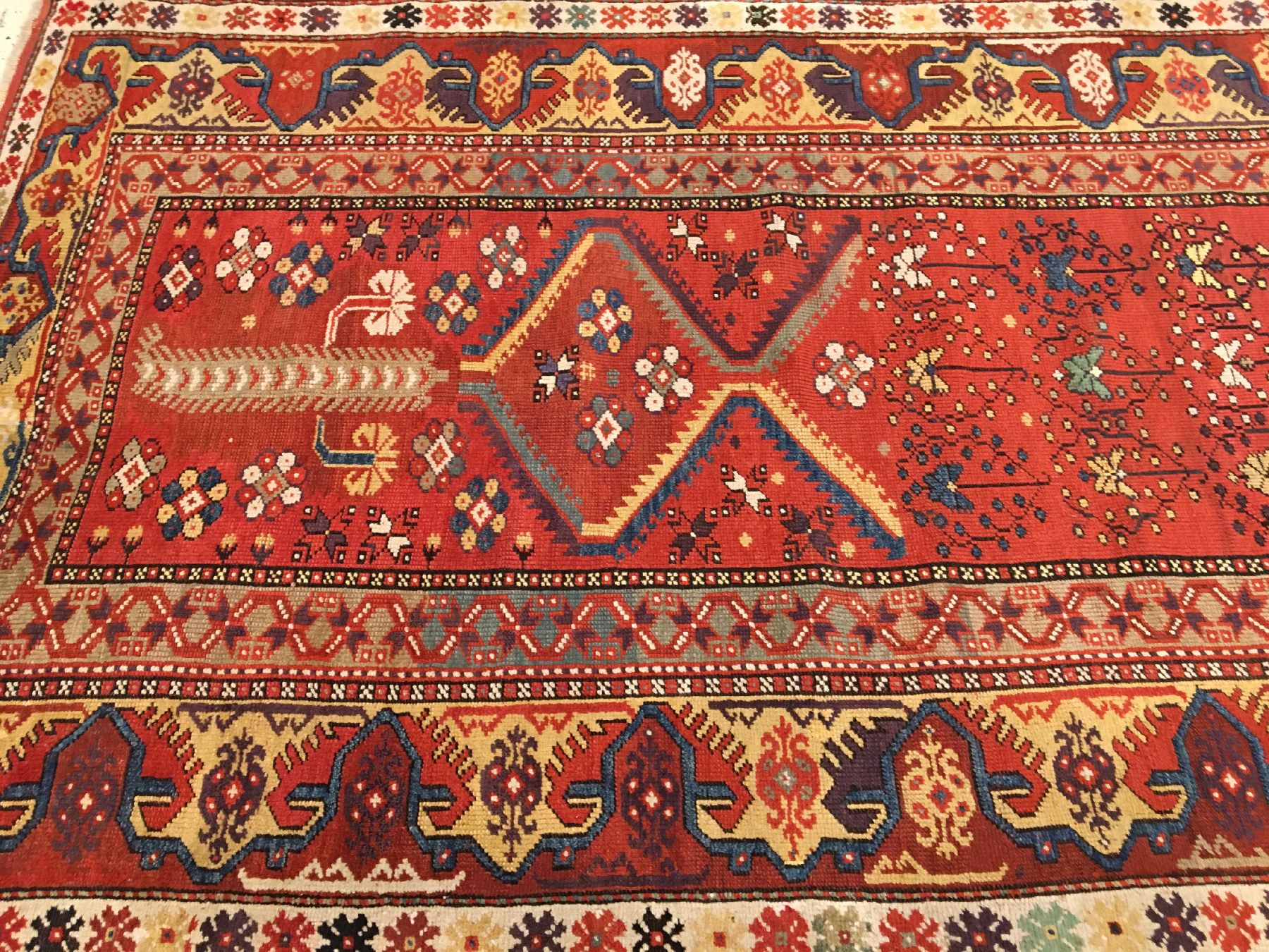 Detail b: Seltener Zypressen Melas antik, Südwestanatolien, 19.Jhd., Wolle geknüpft auf Wolle. Feiner mit roten Schussfäden geknüpfter Melas mit ...