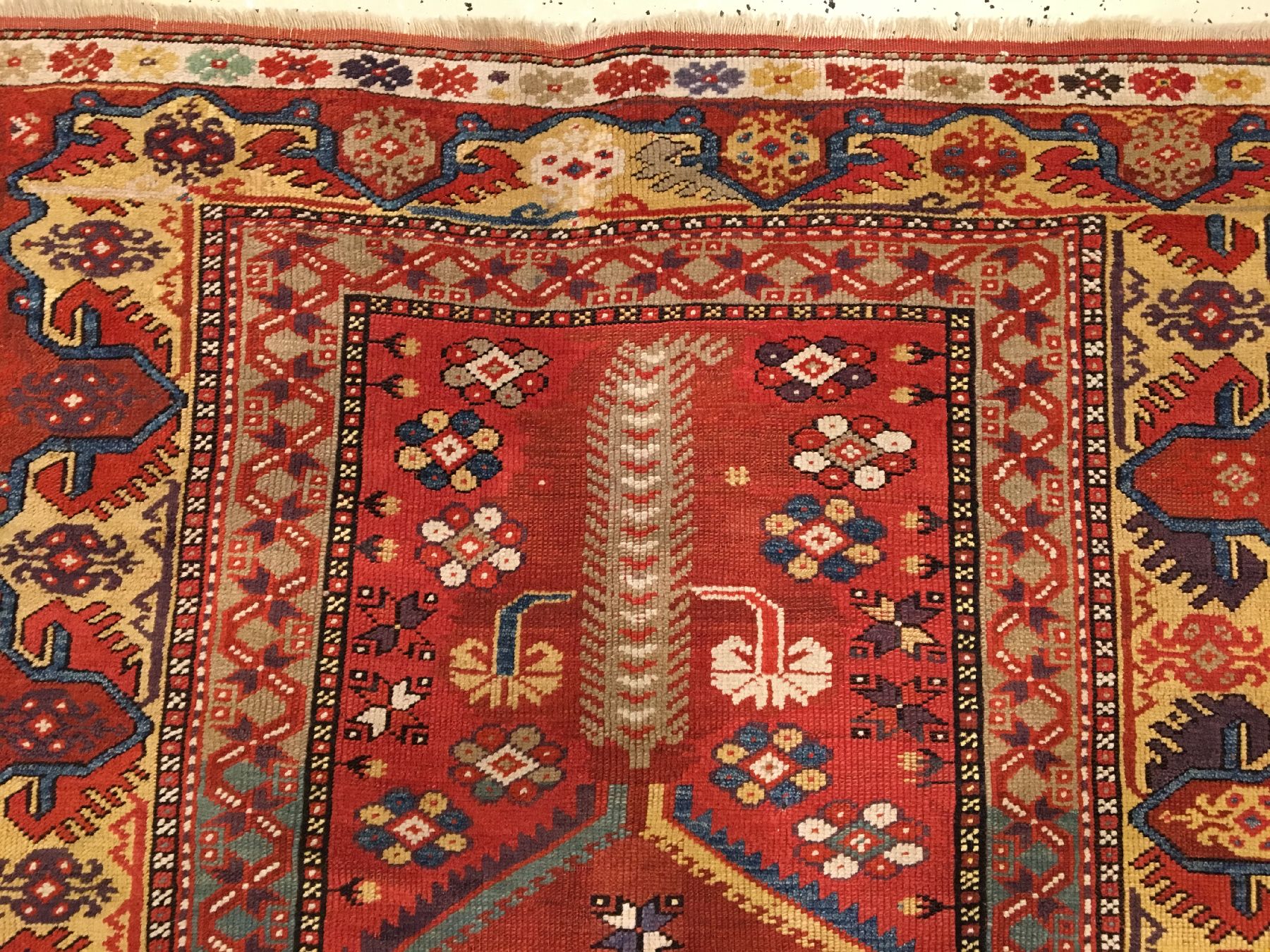 Detail d: Seltener Zypressen Melas antik, Südwestanatolien, 19.Jhd., Wolle geknüpft auf Wolle. Feiner mit roten Schussfäden geknüpfter Melas mit ...