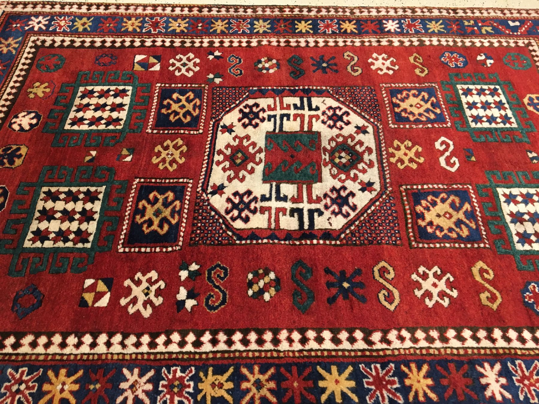 Detail c: Karatchoph Kasak antik, Südwestkaukasus, 19.Jhd., Wolle geknüpft auf Wolle. Kleinformatiger roter Karatchoph mit klassischen Vier-und-Eins Muster, ...