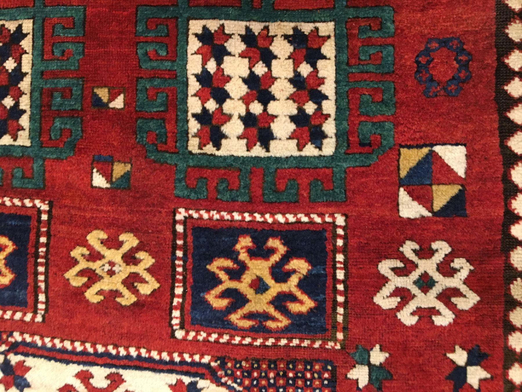 Detail d: Karatchoph Kasak antik, Südwestkaukasus, 19.Jhd., Wolle geknüpft auf Wolle. Kleinformatiger roter Karatchoph mit klassischen Vier-und-Eins Muster, ...