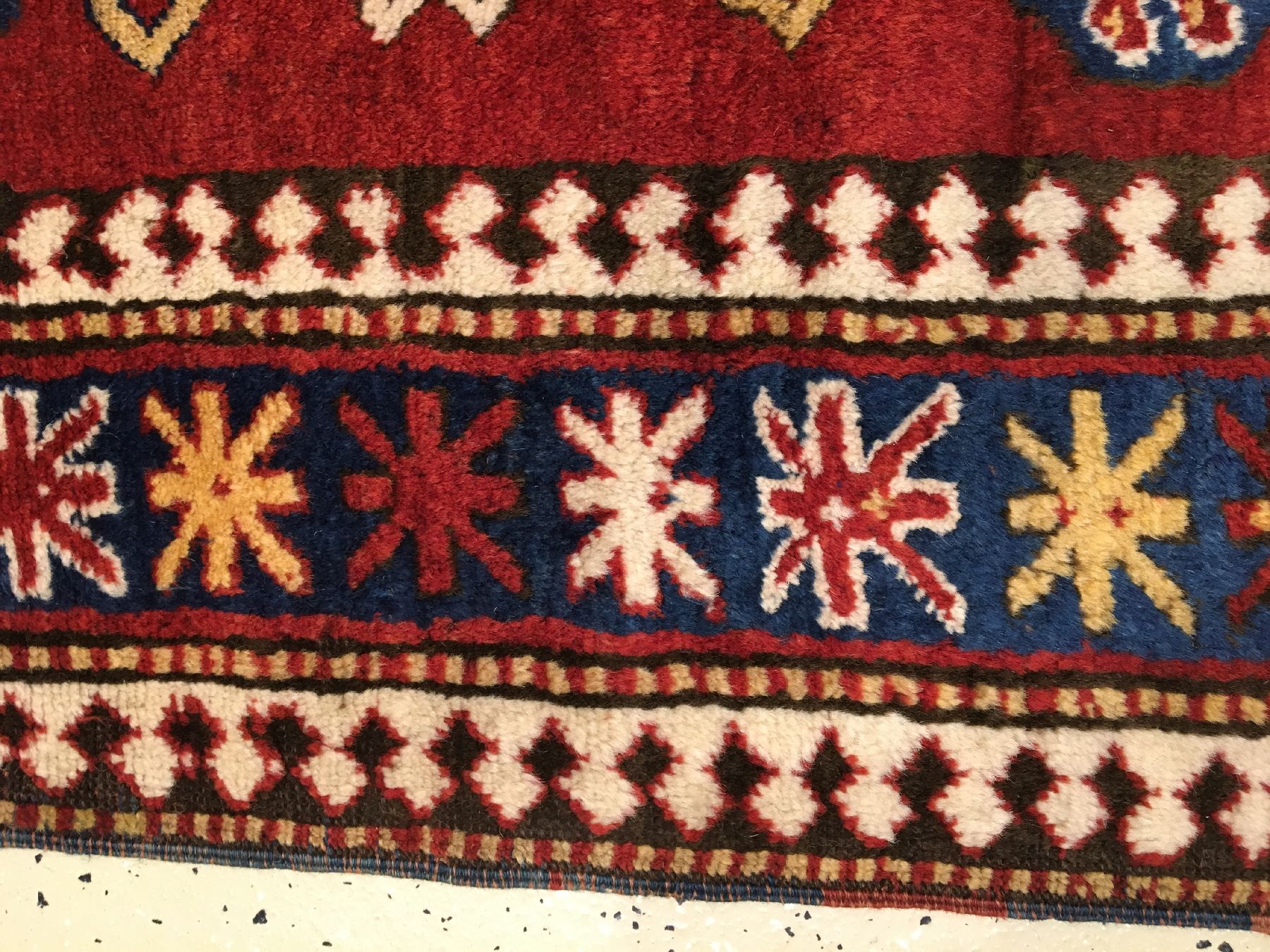 Detail e: Karatchoph Kasak antik, Südwestkaukasus, 19.Jhd., Wolle geknüpft auf Wolle. Kleinformatiger roter Karatchoph mit klassischen Vier-und-Eins Muster, ...