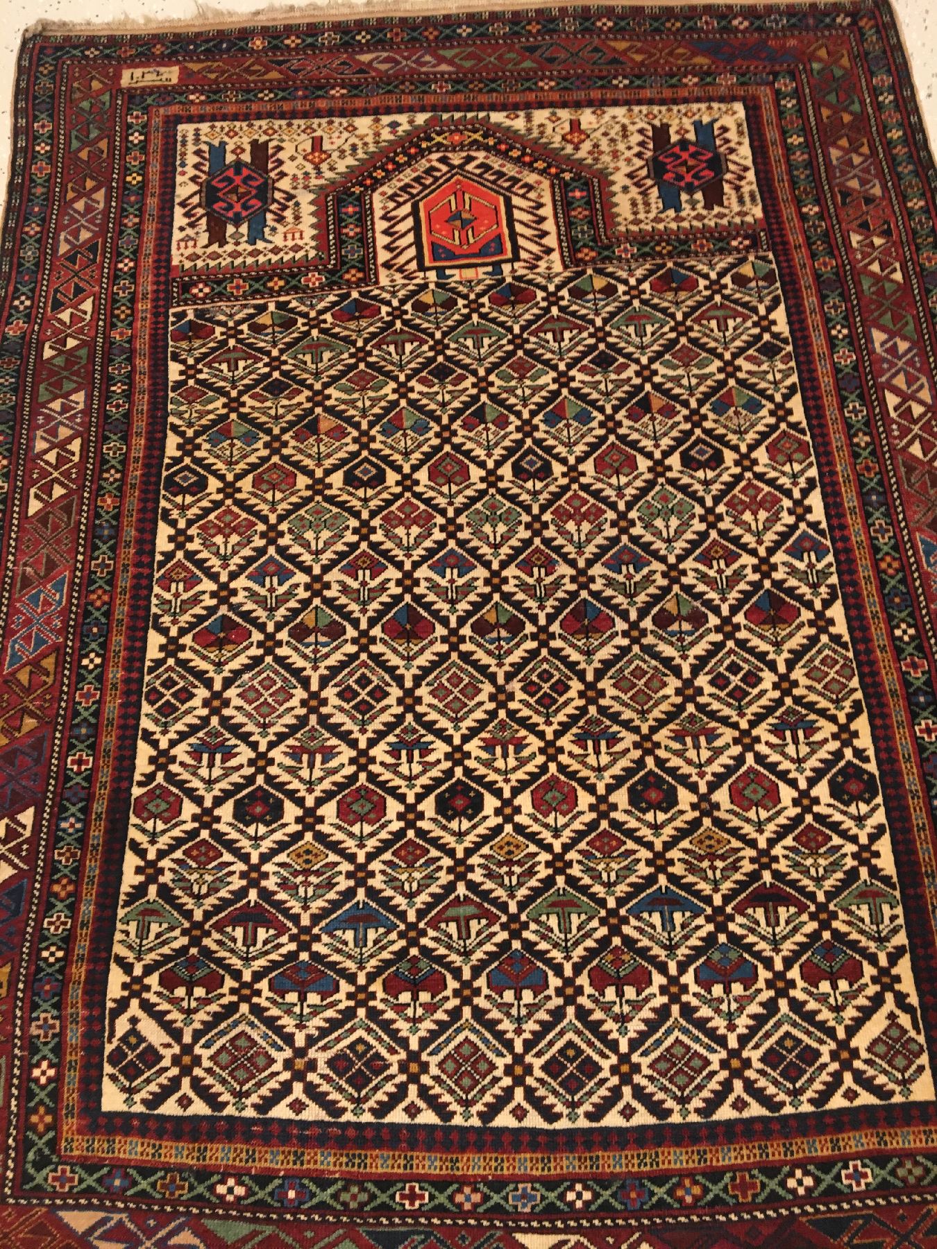 Detail a: Feiner Schirwan "Gebetsteppich" antik, Ostkaukasus, Ende 19.Jhd., (unleserliche Datierung). Fein geknüpfter Schirwan im Gebets-Typus mit ...