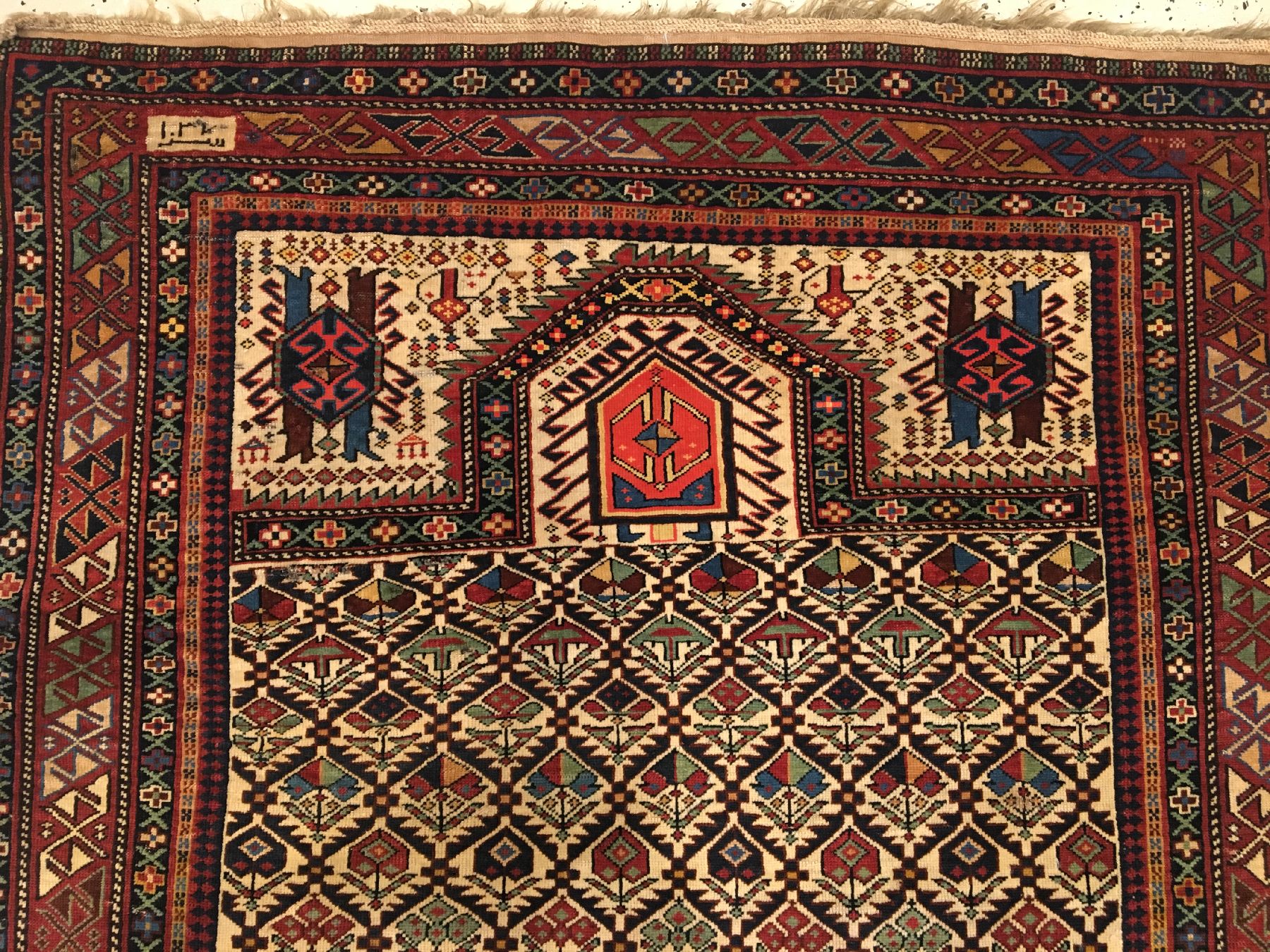 Detail b: Feiner Schirwan "Gebetsteppich" antik, Ostkaukasus, Ende 19.Jhd., (unleserliche Datierung). Fein geknüpfter Schirwan im Gebets-Typus mit ...