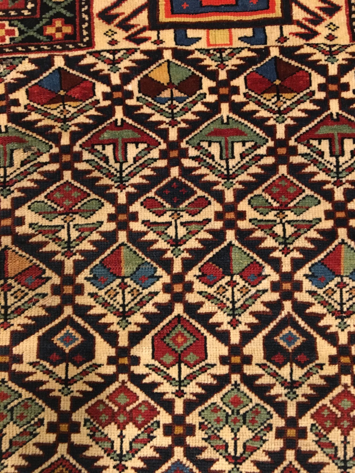 Detail d: Feiner Schirwan "Gebetsteppich" antik, Ostkaukasus, Ende 19.Jhd., (unleserliche Datierung). Fein geknüpfter Schirwan im Gebets-Typus mit ...