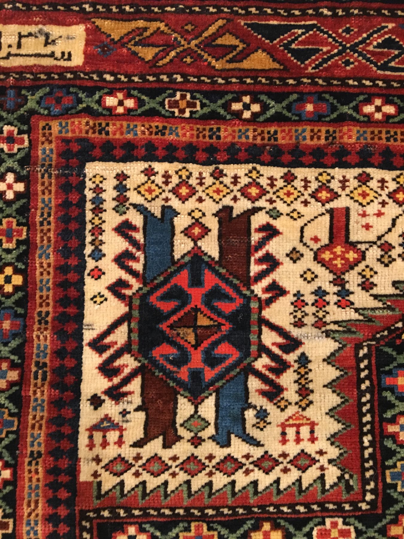 Detail e: Feiner Schirwan "Gebetsteppich" antik, Ostkaukasus, Ende 19.Jhd., (unleserliche Datierung). Fein geknüpfter Schirwan im Gebets-Typus mit ...