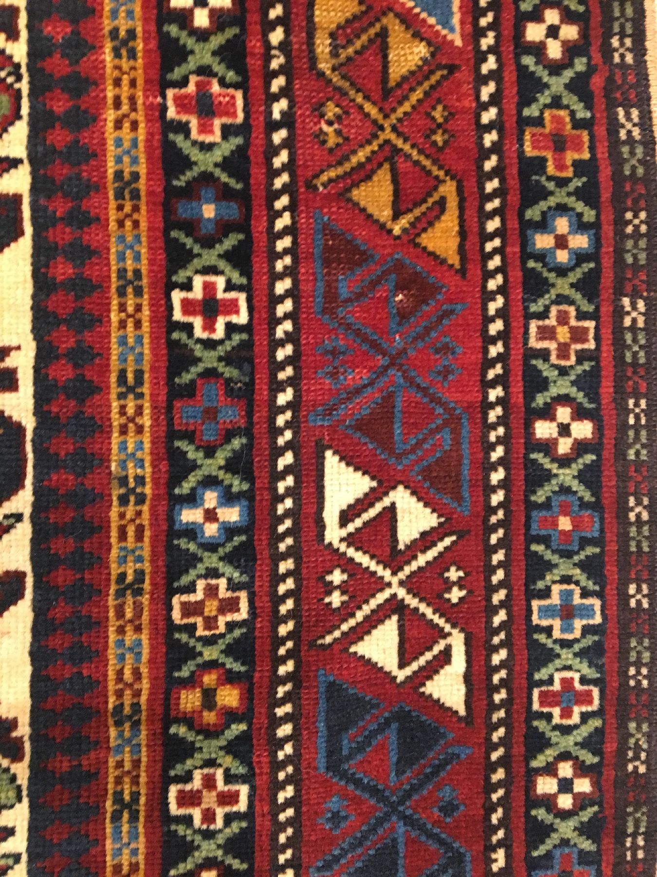 Detail h: Feiner Schirwan "Gebetsteppich" antik, Ostkaukasus, Ende 19.Jhd., (unleserliche Datierung). Fein geknüpfter Schirwan im Gebets-Typus mit ...