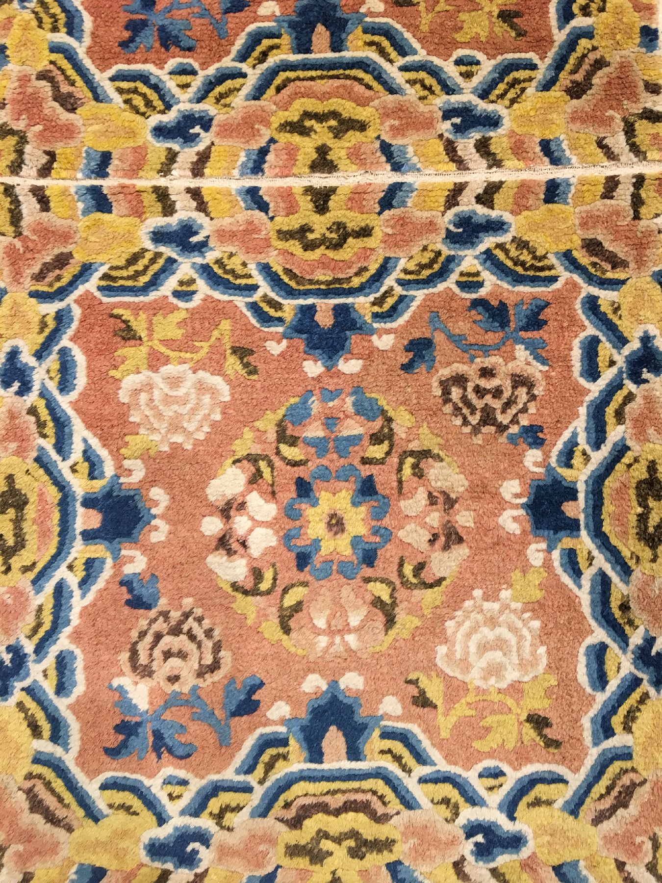 Detail b: Ning-Hsia "Sitzbankteppich" antik, Westchina, 19.Jhd., Wolle geknüpft auf Baumwolle. Dekorativer Sitzbankteppich mit Päonien Muster. ...