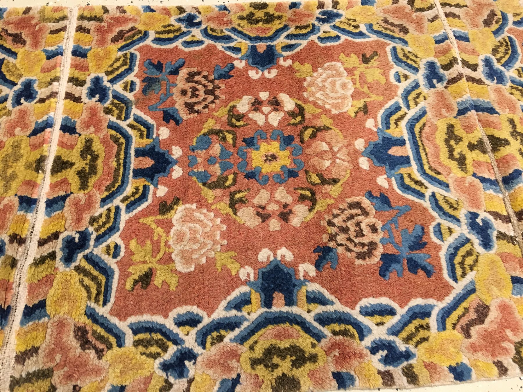Detail c: Ning-Hsia "Sitzbankteppich" antik, Westchina, 19.Jhd., Wolle geknüpft auf Baumwolle. Dekorativer Sitzbankteppich mit Päonien Muster. ...