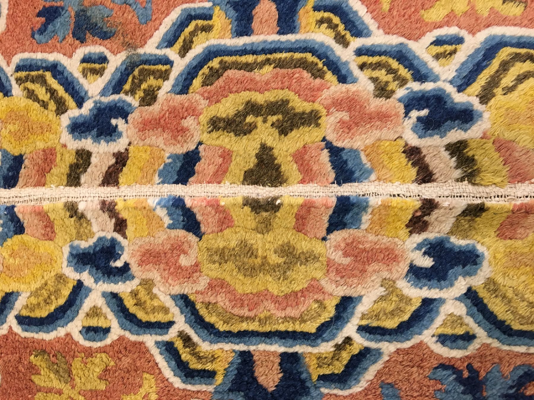 Detail d: Ning-Hsia "Sitzbankteppich" antik, Westchina, 19.Jhd., Wolle geknüpft auf Baumwolle. Dekorativer Sitzbankteppich mit Päonien Muster. ...