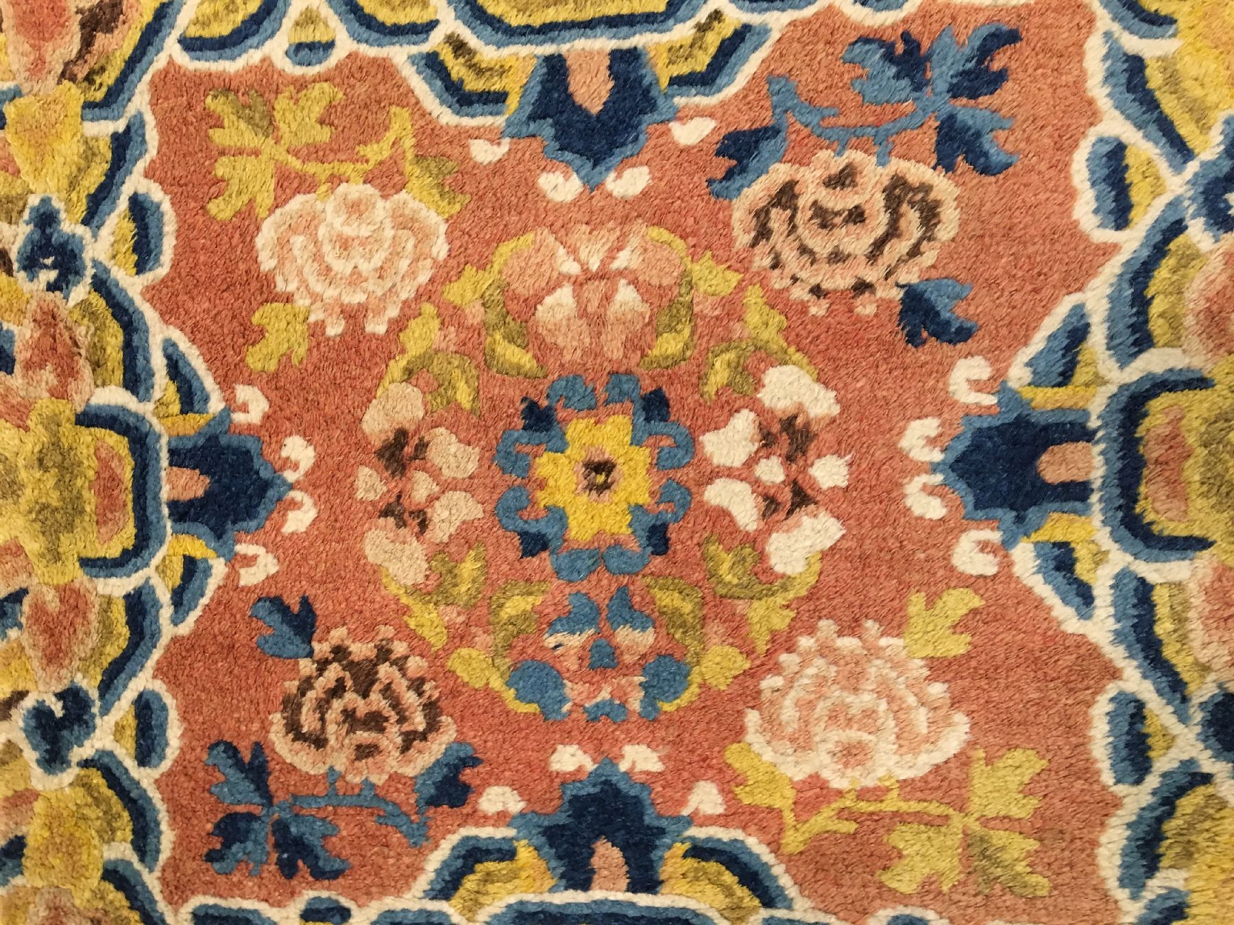 Detail e: Ning-Hsia "Sitzbankteppich" antik, Westchina, 19.Jhd., Wolle geknüpft auf Baumwolle. Dekorativer Sitzbankteppich mit Päonien Muster. ...