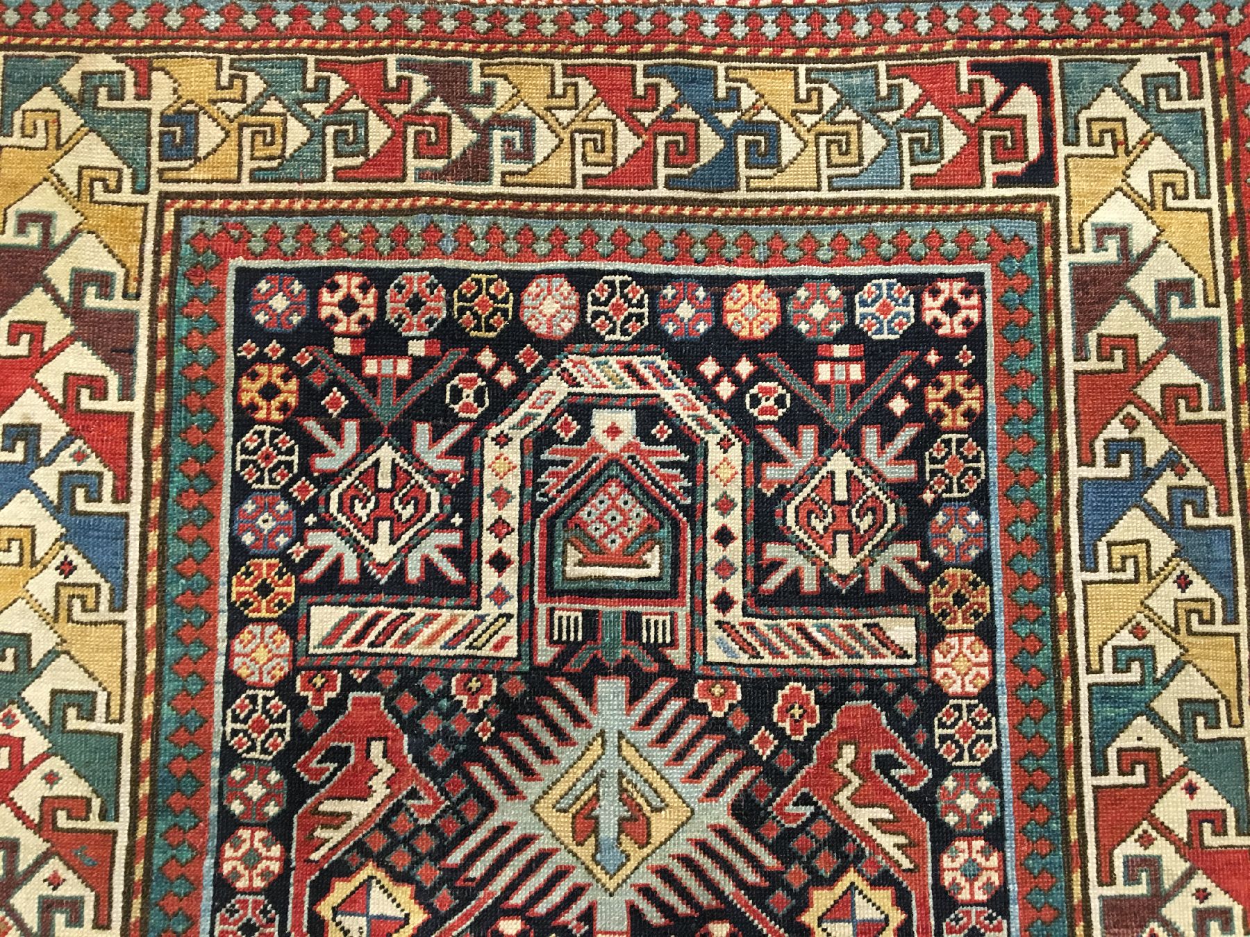 Detail b: Akstafa "Gebetsteppich" antik, Südostkaukasus, 19.Jhd., Wolle geknüpft auf Wolle. Seltener Akstafa im Gebets-Typus mit abstrakter Tier ...