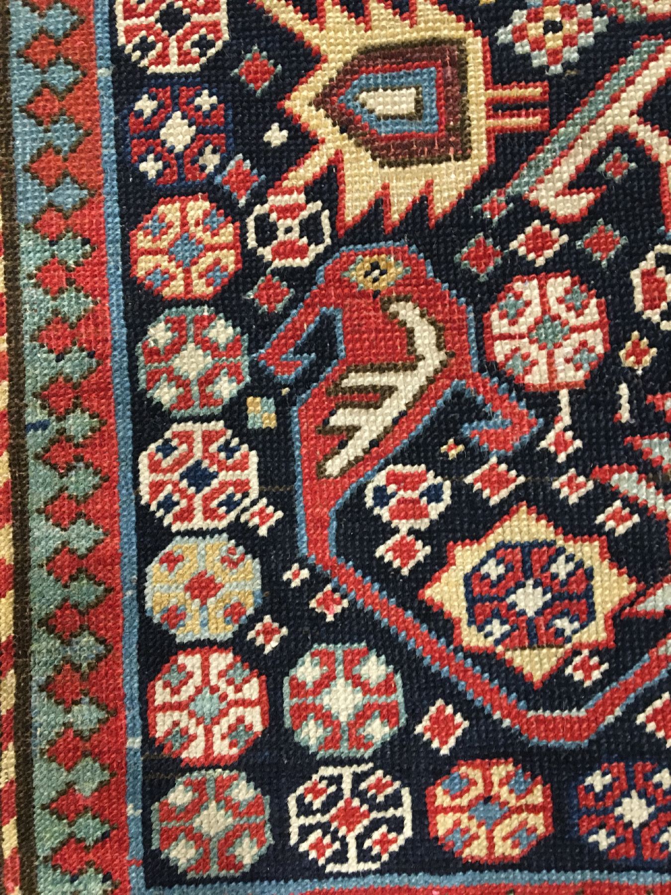 Detail d: Akstafa "Gebetsteppich" antik, Südostkaukasus, 19.Jhd., Wolle geknüpft auf Wolle. Seltener Akstafa im Gebets-Typus mit abstrakter Tier ...