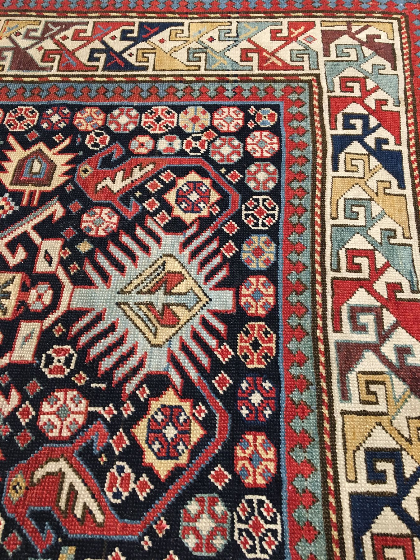 Detail e: Akstafa "Gebetsteppich" antik, Südostkaukasus, 19.Jhd., Wolle geknüpft auf Wolle. Seltener Akstafa im Gebets-Typus mit abstrakter Tier ...