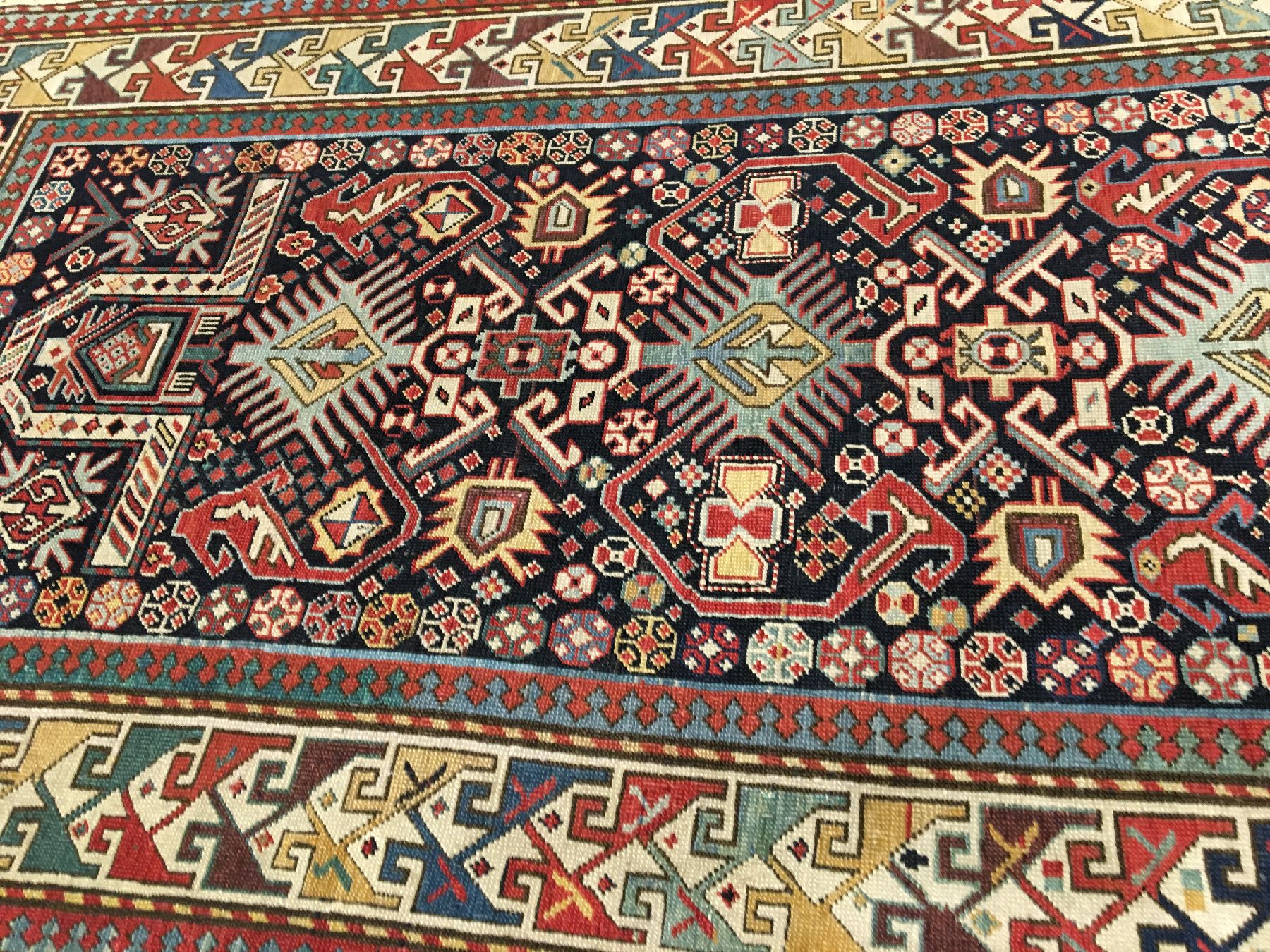 Detail f: Akstafa "Gebetsteppich" antik, Südostkaukasus, 19.Jhd., Wolle geknüpft auf Wolle. Seltener Akstafa im Gebets-Typus mit abstrakter Tier ...