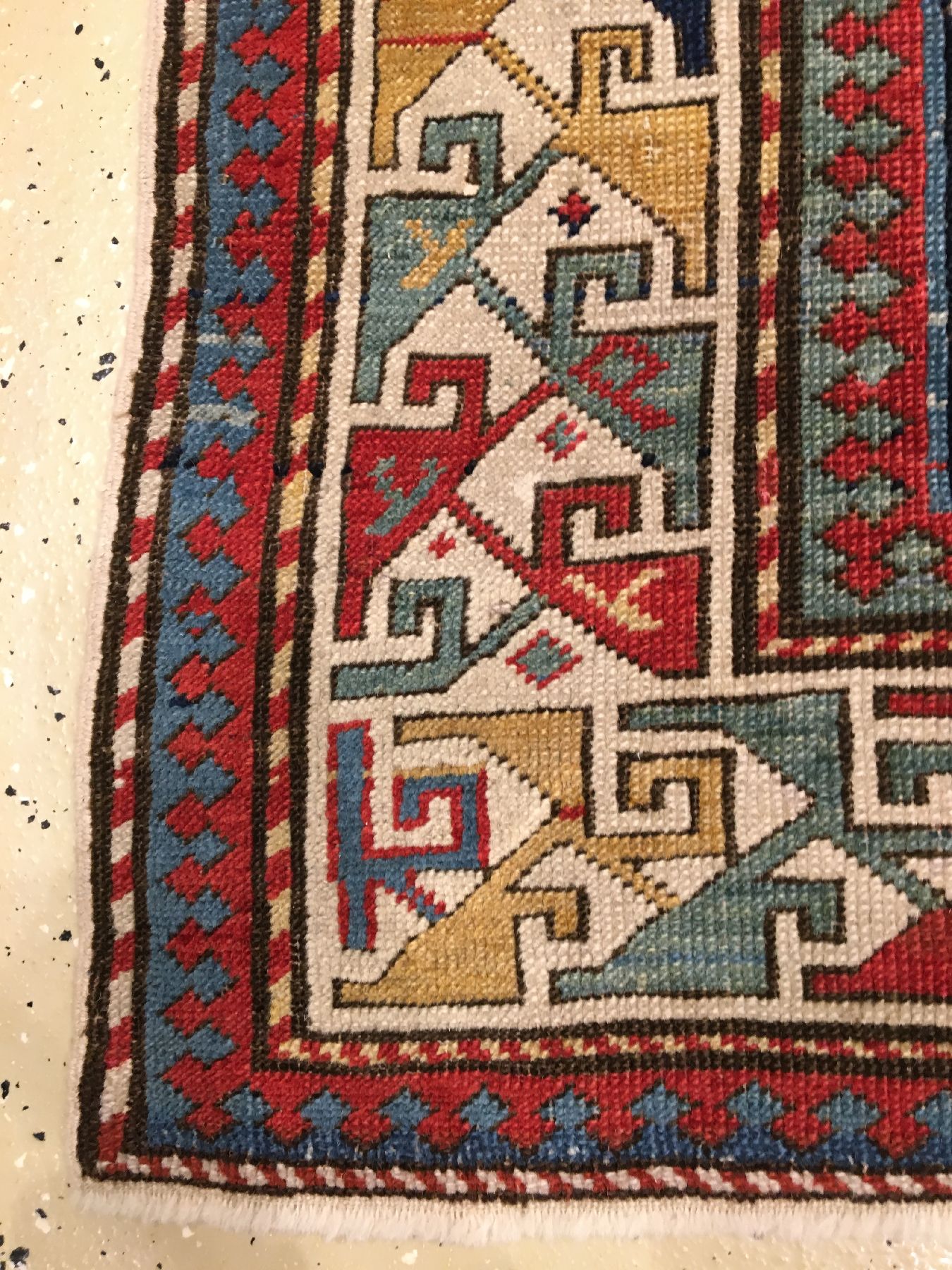 Detail g: Akstafa "Gebetsteppich" antik, Südostkaukasus, 19.Jhd., Wolle geknüpft auf Wolle. Seltener Akstafa im Gebets-Typus mit abstrakter Tier ...