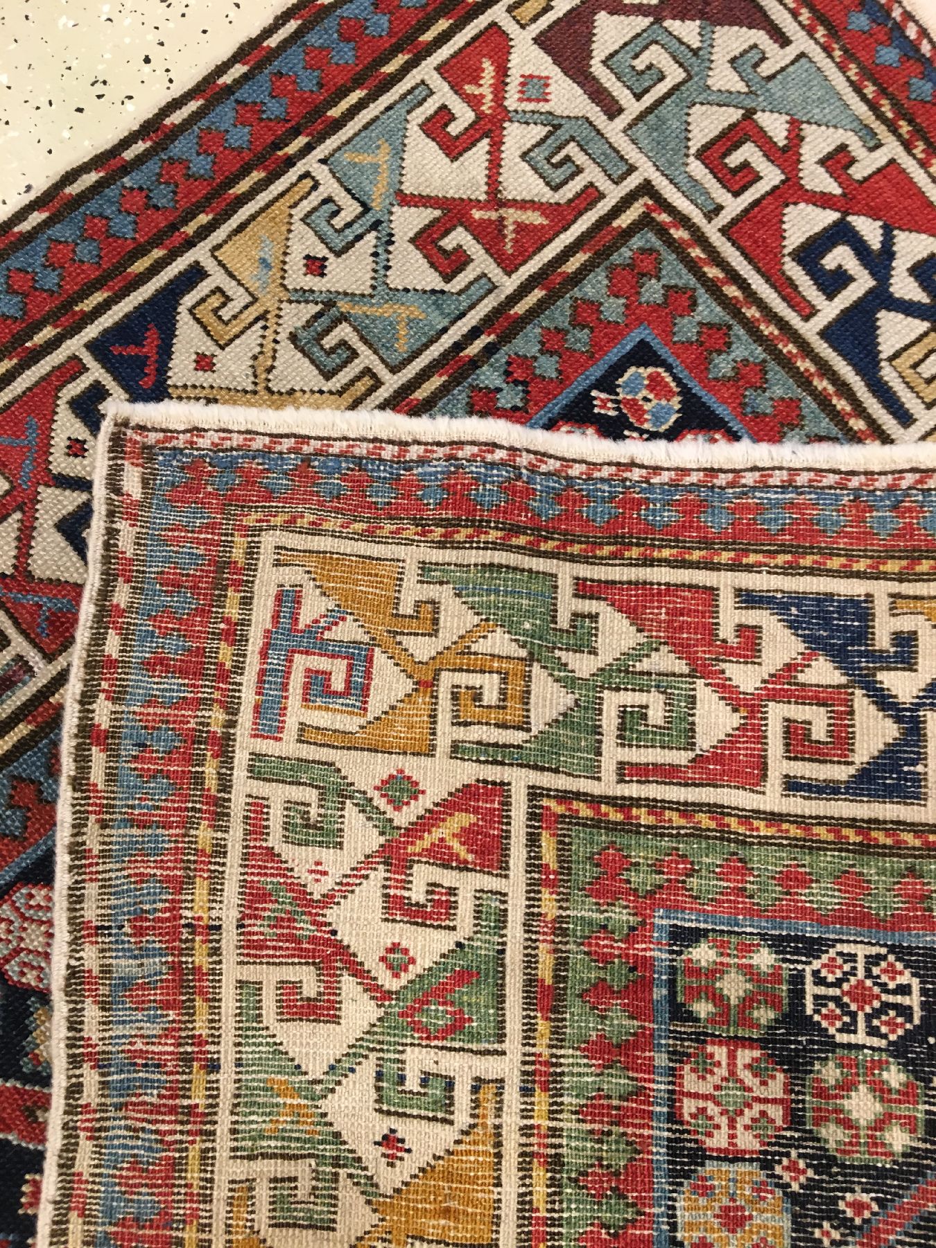 Detail h: Akstafa "Gebetsteppich" antik, Südostkaukasus, 19.Jhd., Wolle geknüpft auf Wolle. Seltener Akstafa im Gebets-Typus mit abstrakter Tier ...