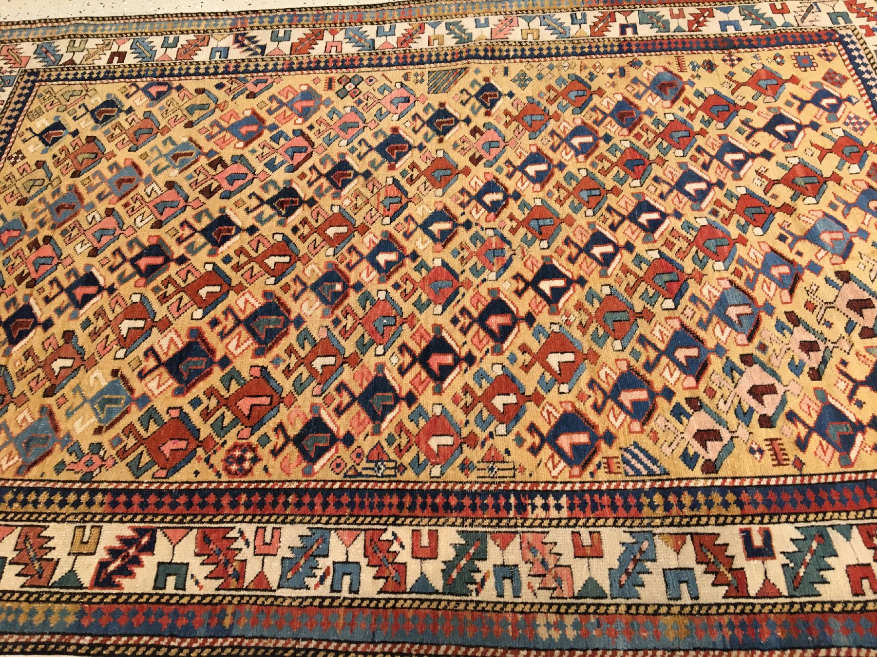 Detail c: Feiner gelber Dagestan antik, Nordostkaukasus, 19.Jhd., Wolle geknüpft auf Wolle. Fein geknüpfter Dagestan mit Blüten allover Muster auf gelben ...