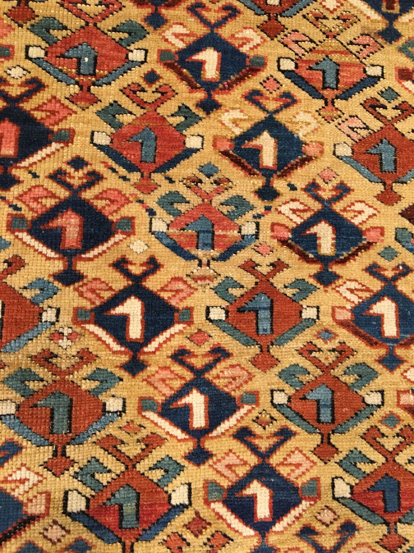 Detail d: Feiner gelber Dagestan antik, Nordostkaukasus, 19.Jhd., Wolle geknüpft auf Wolle. Fein geknüpfter Dagestan mit Blüten allover Muster auf gelben ...
