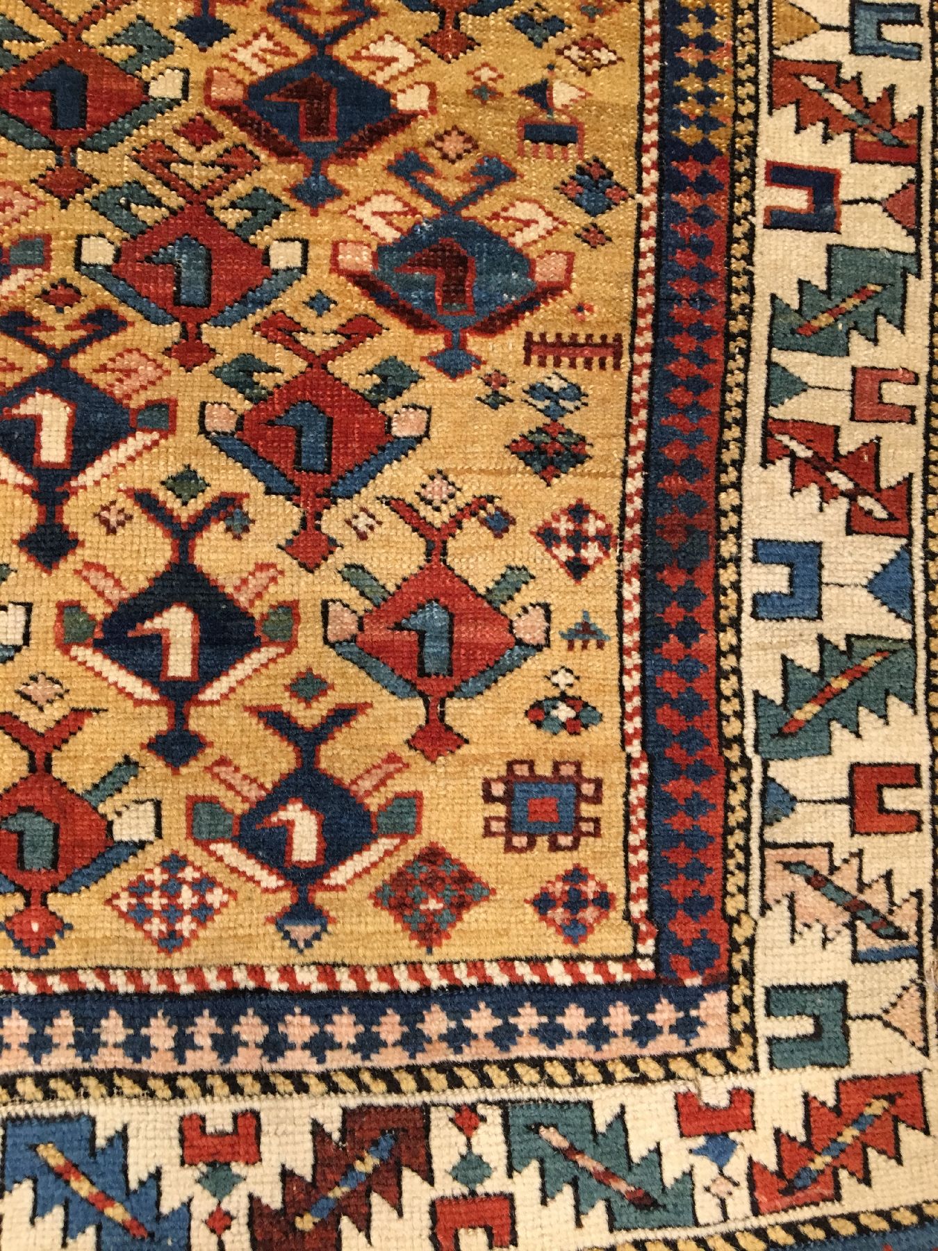 Detail e: Feiner gelber Dagestan antik, Nordostkaukasus, 19.Jhd., Wolle geknüpft auf Wolle. Fein geknüpfter Dagestan mit Blüten allover Muster auf gelben ...