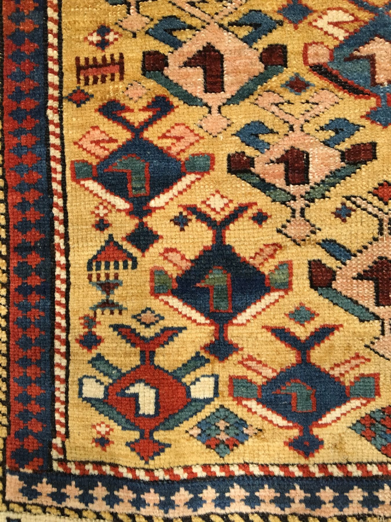 Detail f: Feiner gelber Dagestan antik, Nordostkaukasus, 19.Jhd., Wolle geknüpft auf Wolle. Fein geknüpfter Dagestan mit Blüten allover Muster auf gelben ...