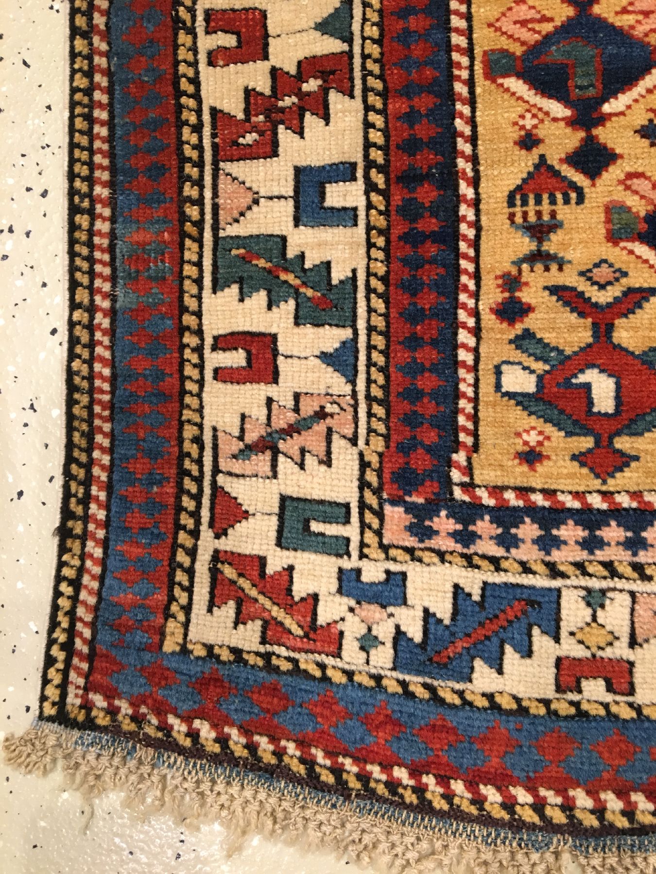 Detail g: Feiner gelber Dagestan antik, Nordostkaukasus, 19.Jhd., Wolle geknüpft auf Wolle. Fein geknüpfter Dagestan mit Blüten allover Muster auf gelben ...