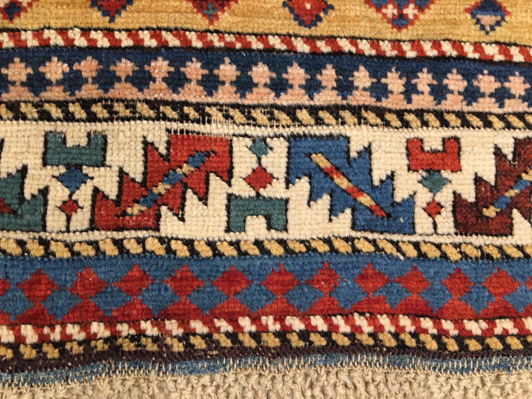 Detail h: Feiner gelber Dagestan antik, Nordostkaukasus, 19.Jhd., Wolle geknüpft auf Wolle. Fein geknüpfter Dagestan mit Blüten allover Muster auf gelben ...