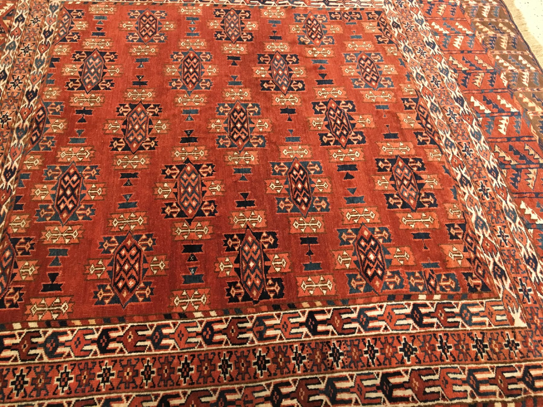Detail b: Feiner Yomud "Engsi" antik (Kepse-Gül), Turkmensitan, Ende 19.Jhd., Wolle geknüpft auf Wolle. Seltener Türteppich der Yomuden ohne ...