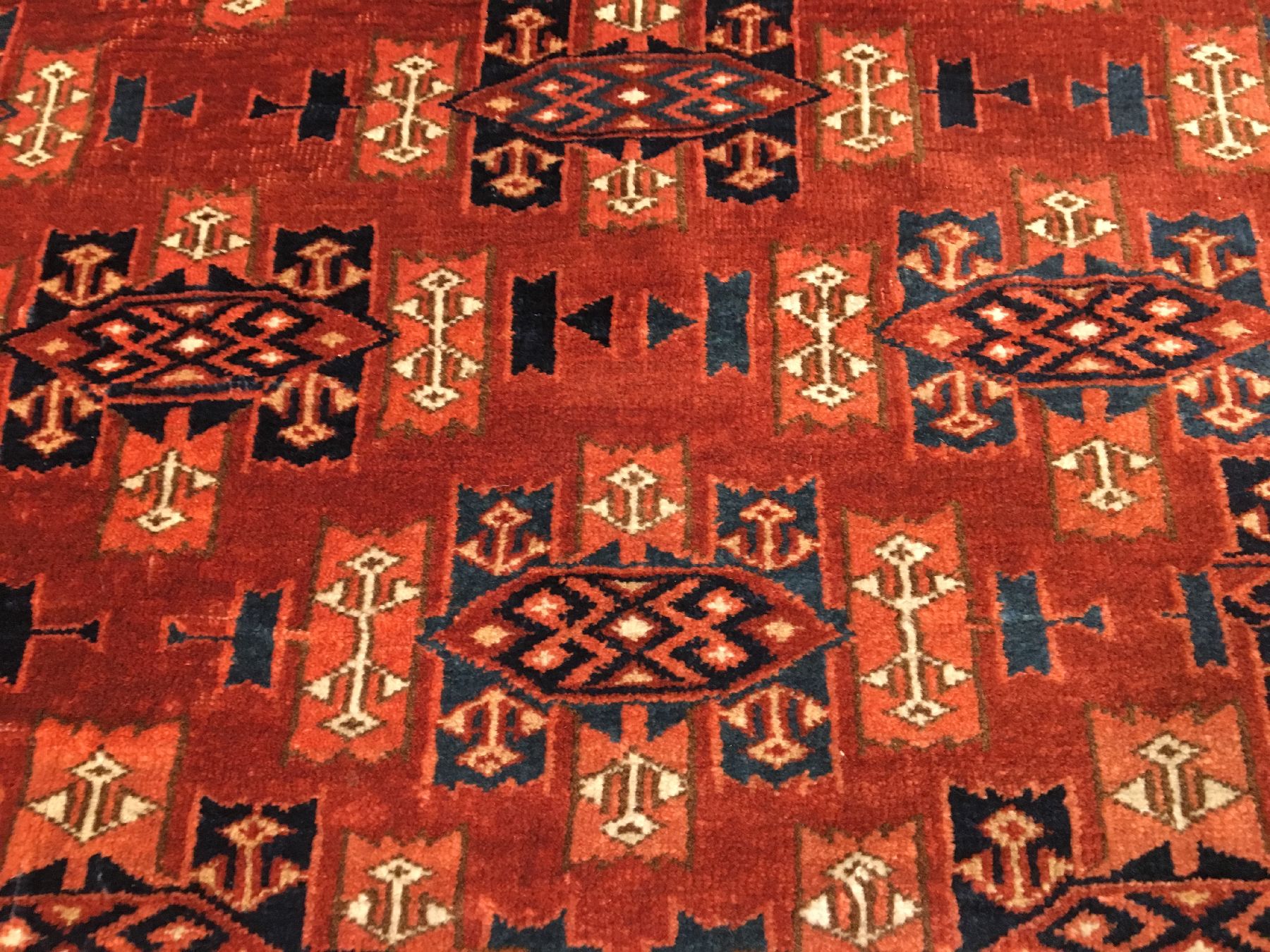 Detail c: Feiner Yomud "Engsi" antik (Kepse-Gül), Turkmensitan, Ende 19.Jhd., Wolle geknüpft auf Wolle. Seltener Türteppich der Yomuden ohne ...