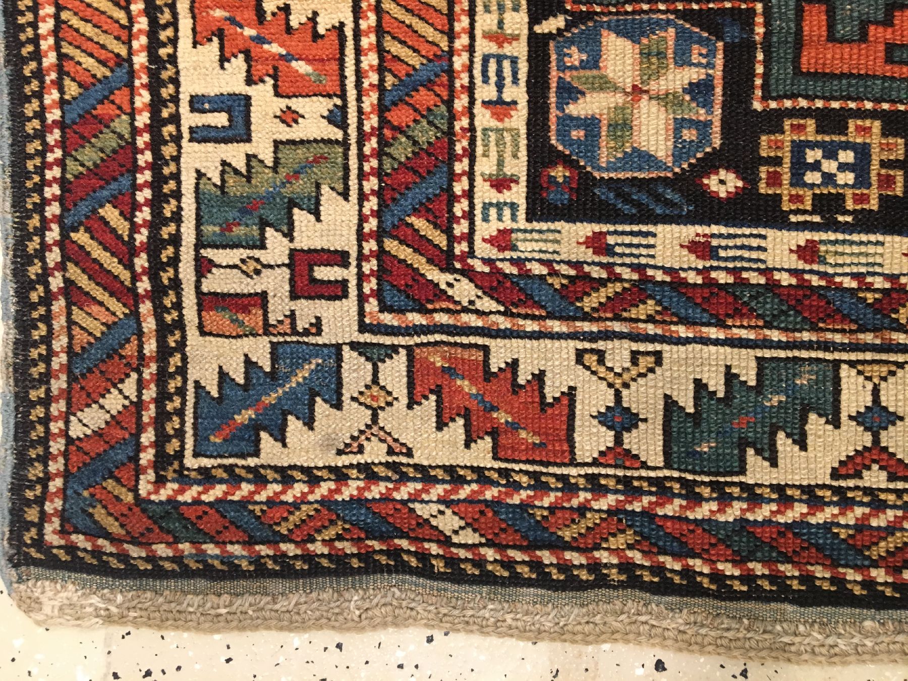 Detail h: Lesghi antik, Nordostkaukasus, Ende 19.Jhd., Wolle geknüpf auf Wolle. Kleinformatiger Lesghi mit typischen Lesghi Sternen auf dunklen Grund. ...