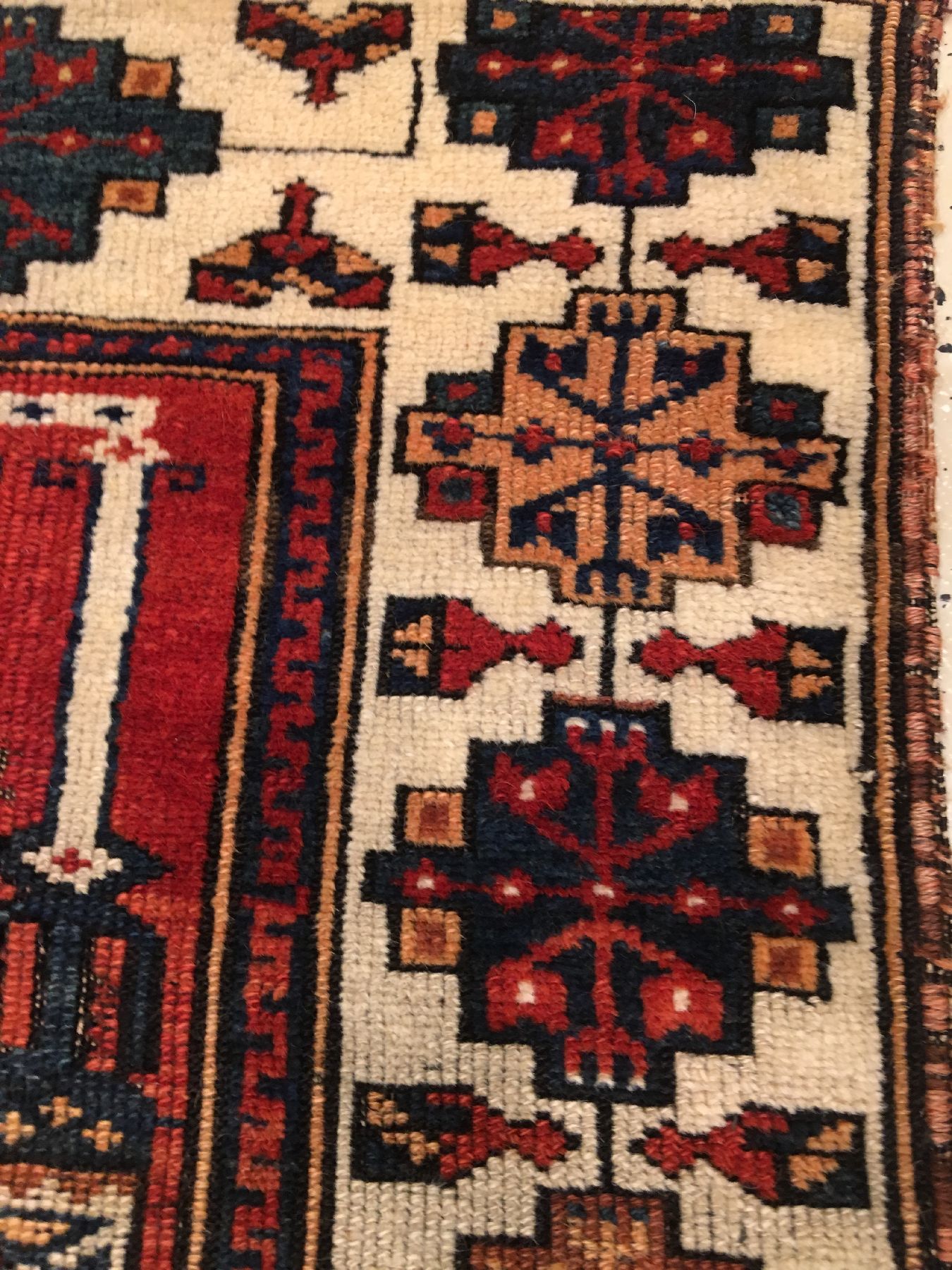 Detail d: Feiner Cumra "Gebetsteppich" antik, Zentralanatolien Konya-Region, 19.Jhd., Wolle geknüpft auf Wolle. Feiner und sehr seltener Cumra ...