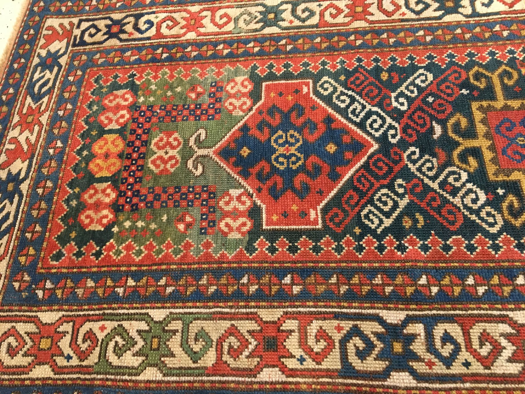 Detail b: Grüner Kasak "Gebetsteppich" antik, Südwestkaukasus, 19.Jhd., Wolle geknüpft auf Wolle. Seltener kleinformatiger Kasak mit ...