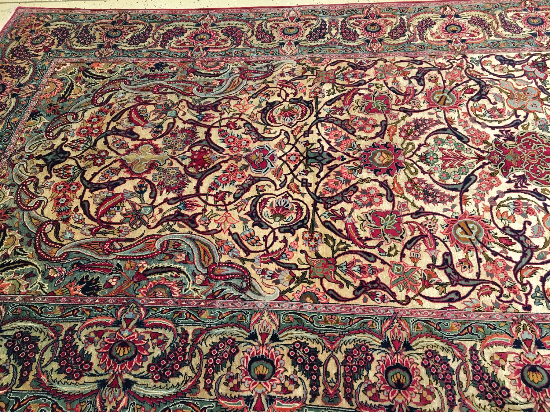 Detail c: Feiner Keschan "Part-Silk" alt (Seidengrund), Zentralpersien, um 1920/1930, Korkwolle mit Seide geknüpft auf Baumwolle. Seltener Keschan ...