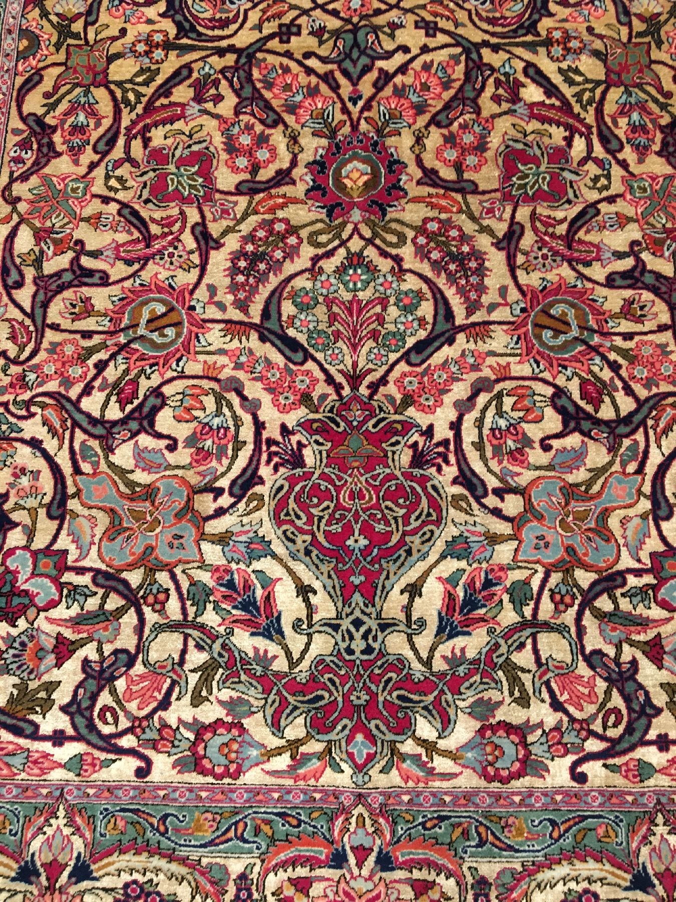 Detail d: Feiner Keschan "Part-Silk" alt (Seidengrund), Zentralpersien, um 1920/1930, Korkwolle mit Seide geknüpft auf Baumwolle. Seltener Keschan ...