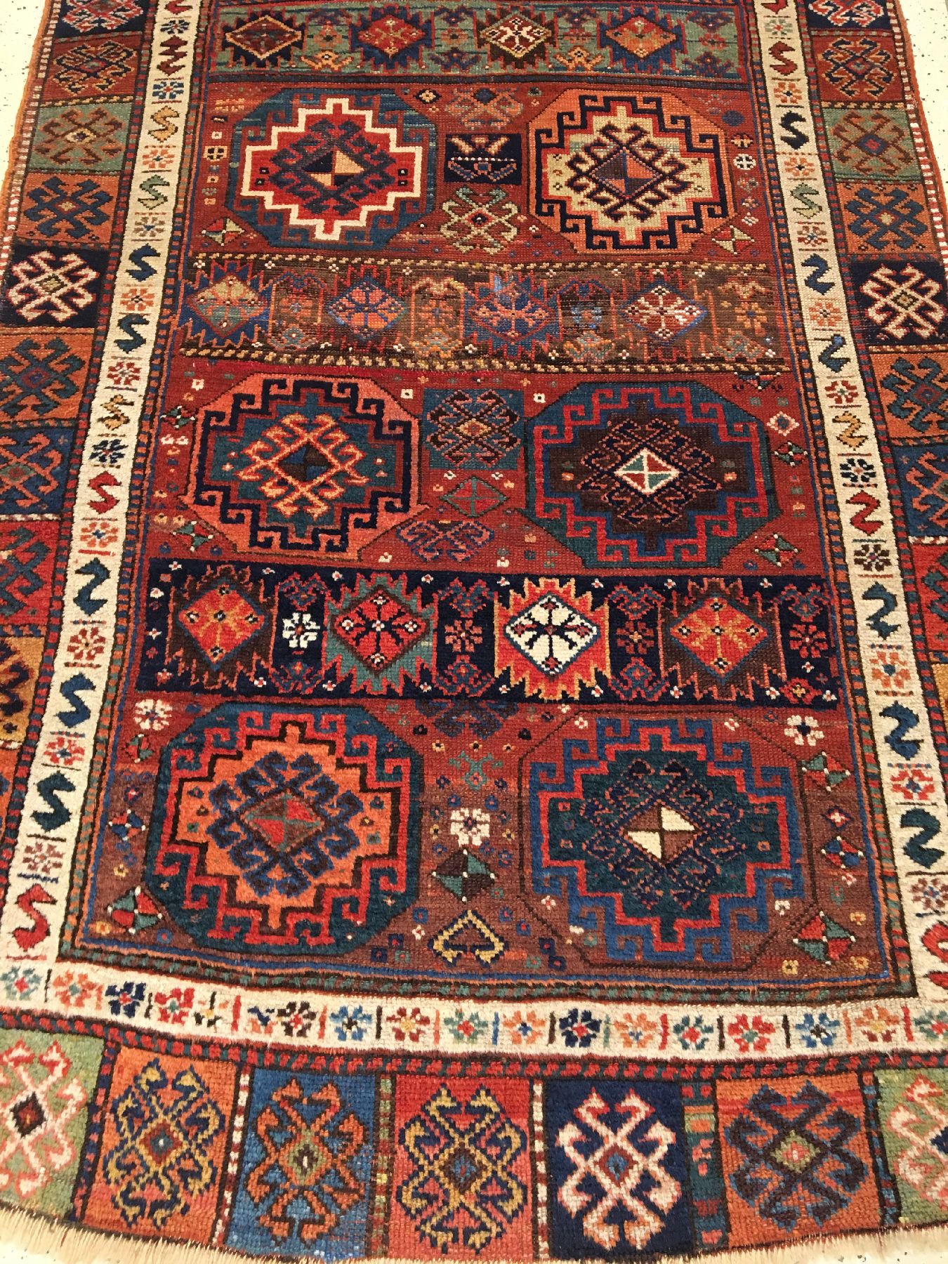 Detail a: Kurdischer Yörük antik, Südostanatolien Gaziantep, 19.Jhd., Wolle geknüpft Wolle. Seltener Knüpfteppich der Yörüken aus der Gaziantep-Region ...
