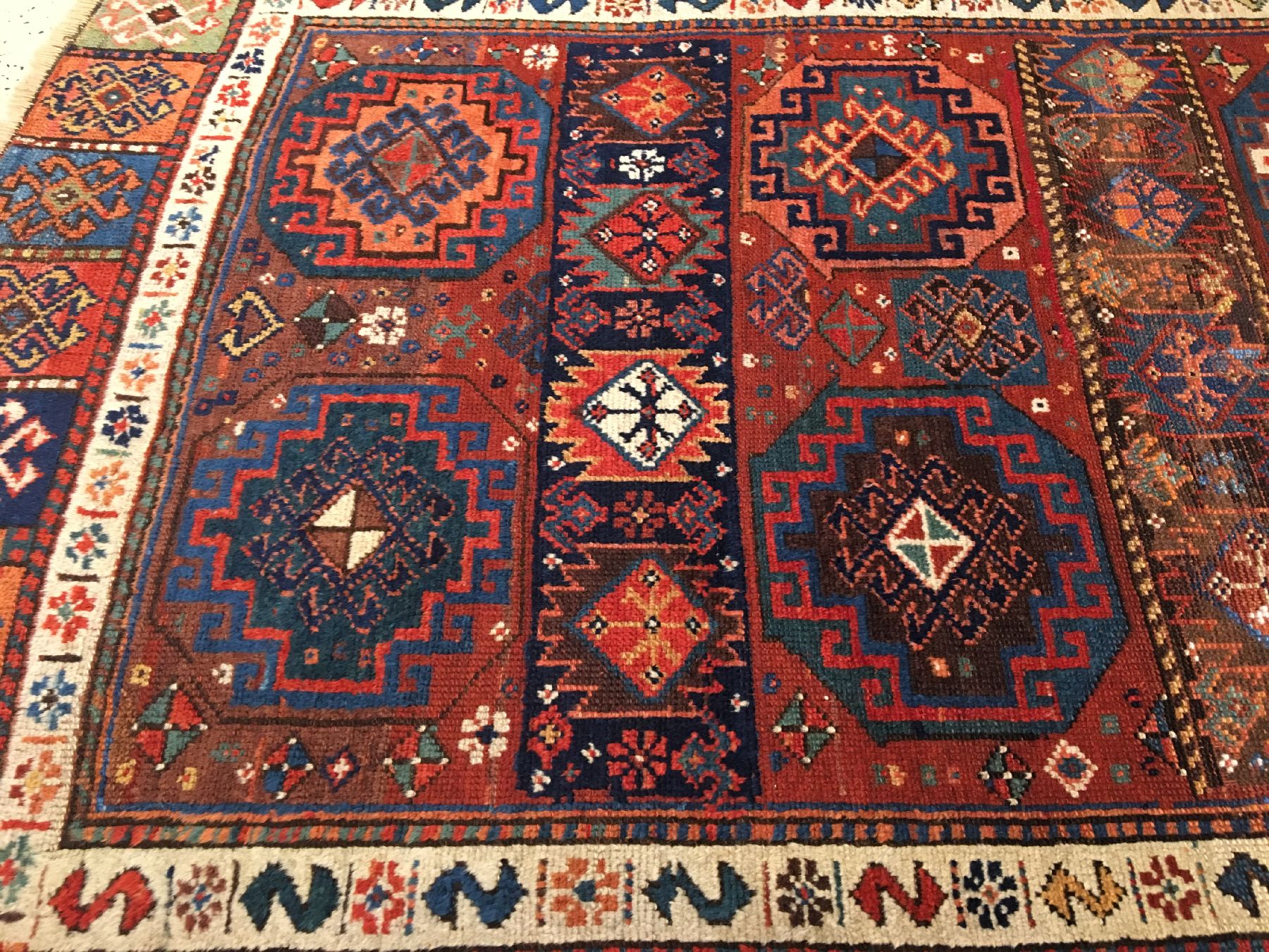 Detail b: Kurdischer Yörük antik, Südostanatolien Gaziantep, 19.Jhd., Wolle geknüpft Wolle. Seltener Knüpfteppich der Yörüken aus der Gaziantep-Region ...