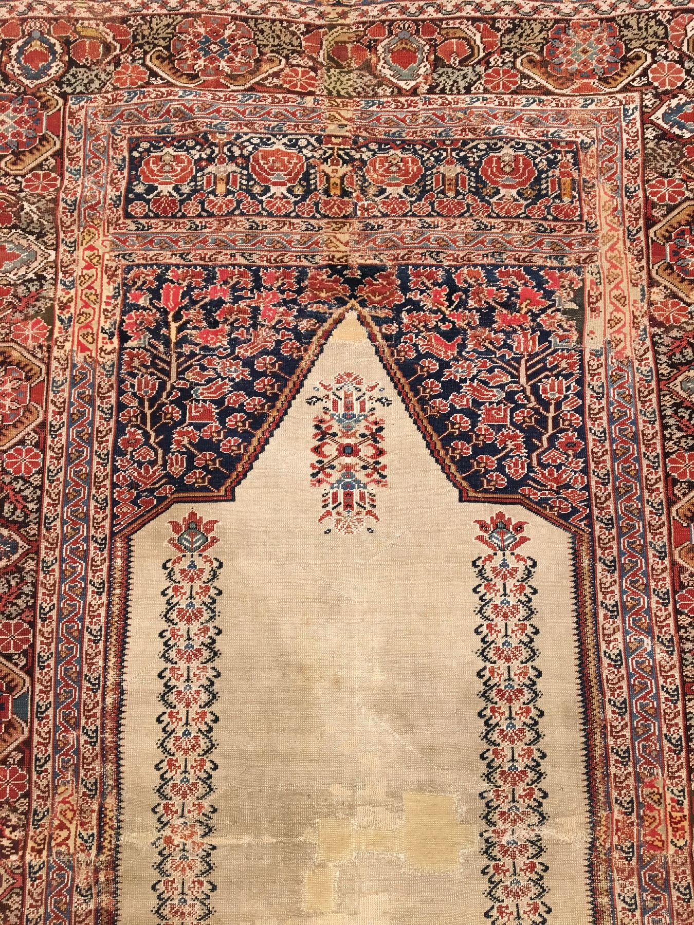 Detail a: "Basra" Ghiordes "Gebetsteppich" antik, Westanatolien, Ende 18.Jhd., Wolle mit weißen Baumwoll-Highlights geknüpft auf Wolle. ...