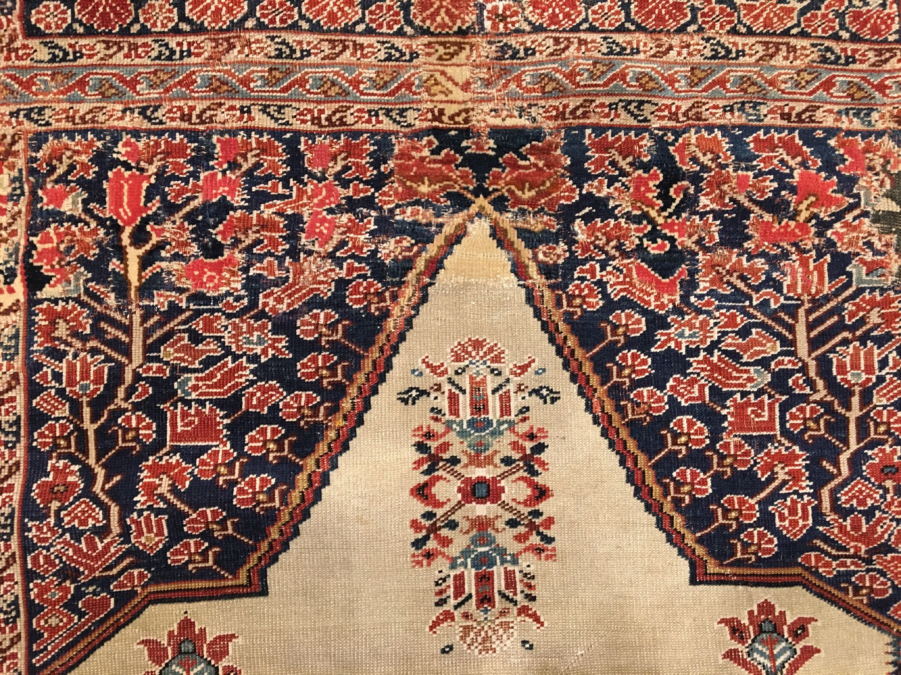 Detail c: "Basra" Ghiordes "Gebetsteppich" antik, Westanatolien, Ende 18.Jhd., Wolle mit weißen Baumwoll-Highlights geknüpft auf Wolle. ...