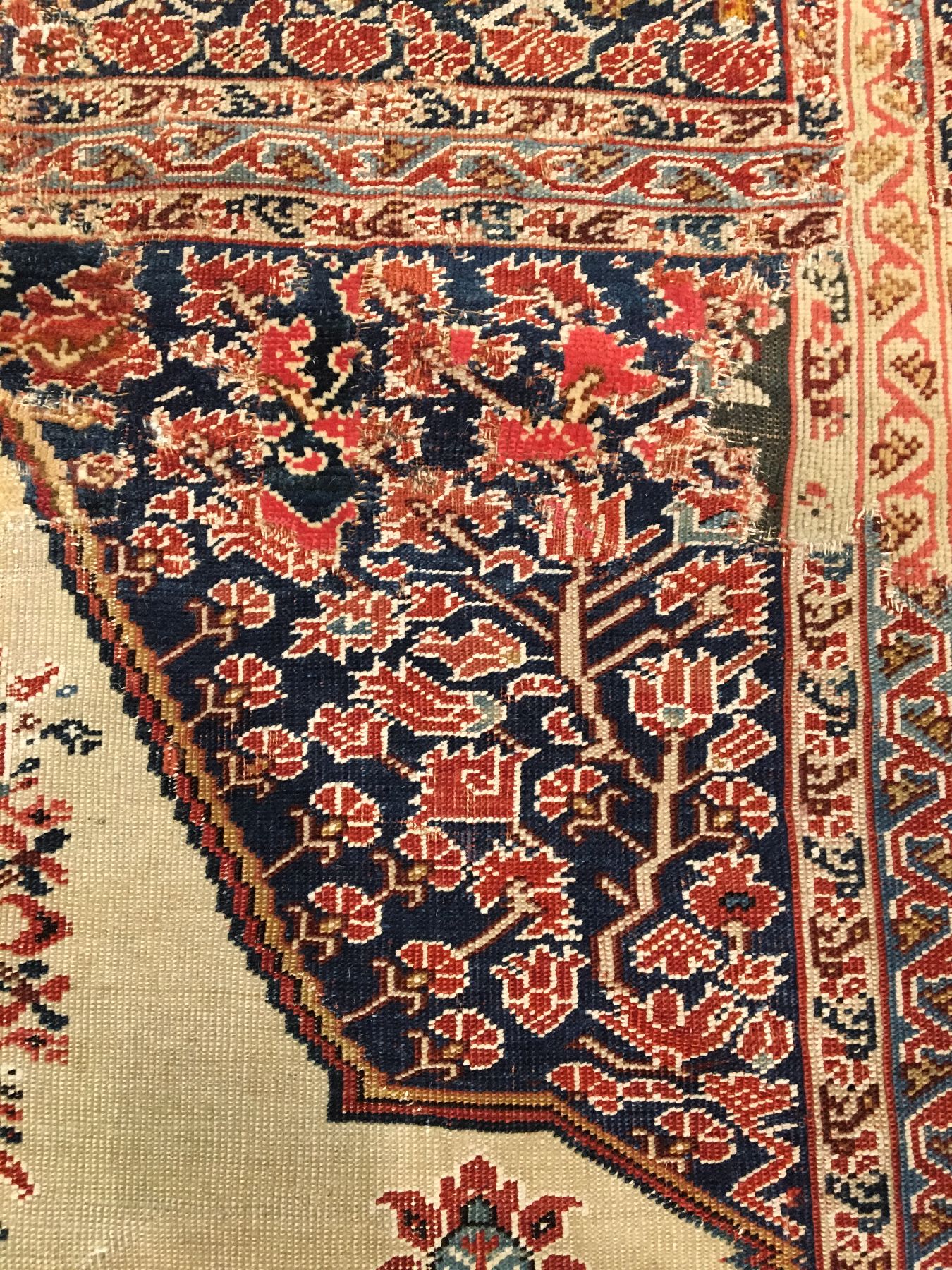 Detail d: "Basra" Ghiordes "Gebetsteppich" antik, Westanatolien, Ende 18.Jhd., Wolle mit weißen Baumwoll-Highlights geknüpft auf Wolle. ...